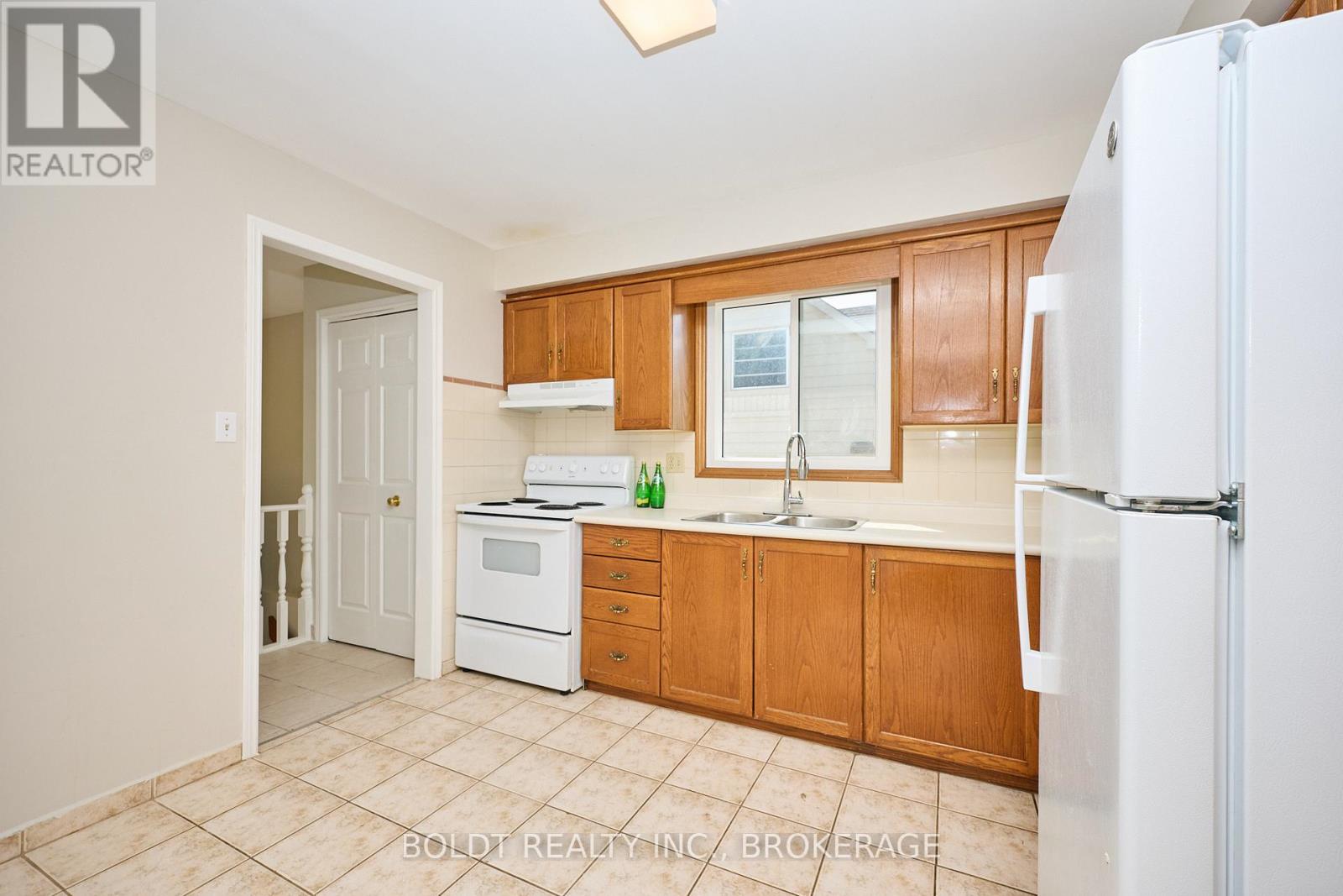 17-19 Colborne Street, Thorold (Thorold Downtown), Ontario  L2V 3P8 - Photo 6 - X12449388