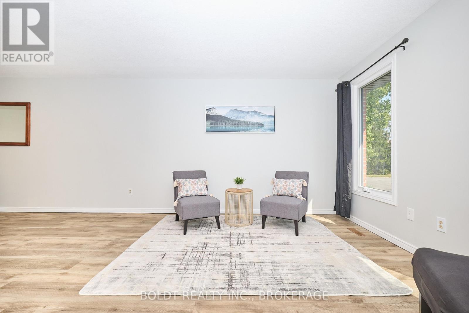 17-19 Colborne Street, Thorold (Thorold Downtown), Ontario  L2V 3P8 - Photo 8 - X12449388
