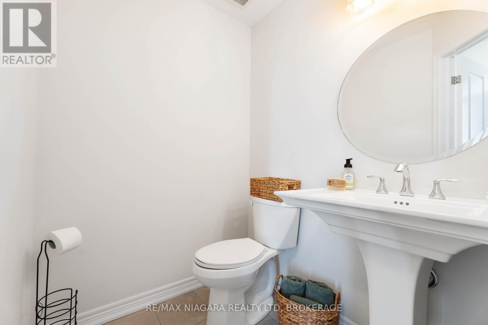 21 Lamb Crescent, Thorold (Hurricane/merrittville), Ontario  L2V 0G8 - Photo 10 - X12449524