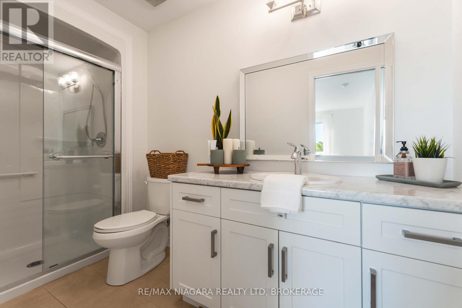 21 Lamb Crescent, Thorold (Hurricane/merrittville), Ontario  L2V 0G8 - Photo 13 - X12449524