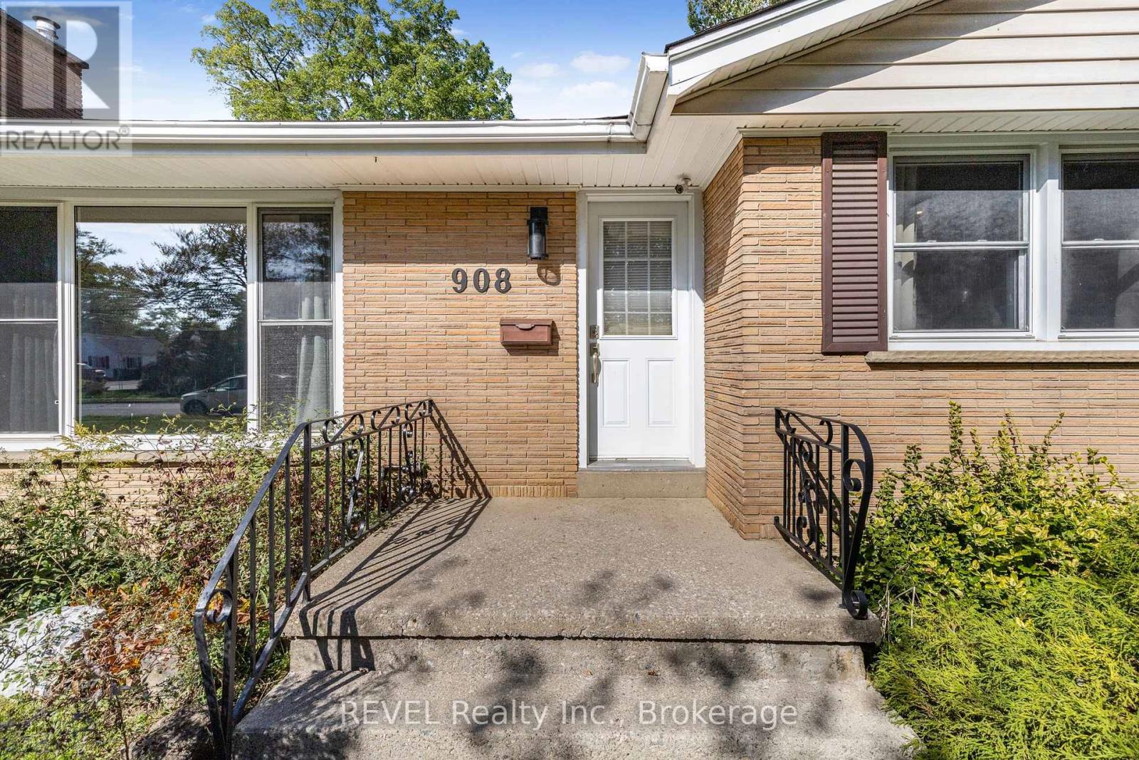 908 Cedar Street, Haldimand (Dunnville), Ontario  N1A 2K3 - Photo 4 - X12452510
