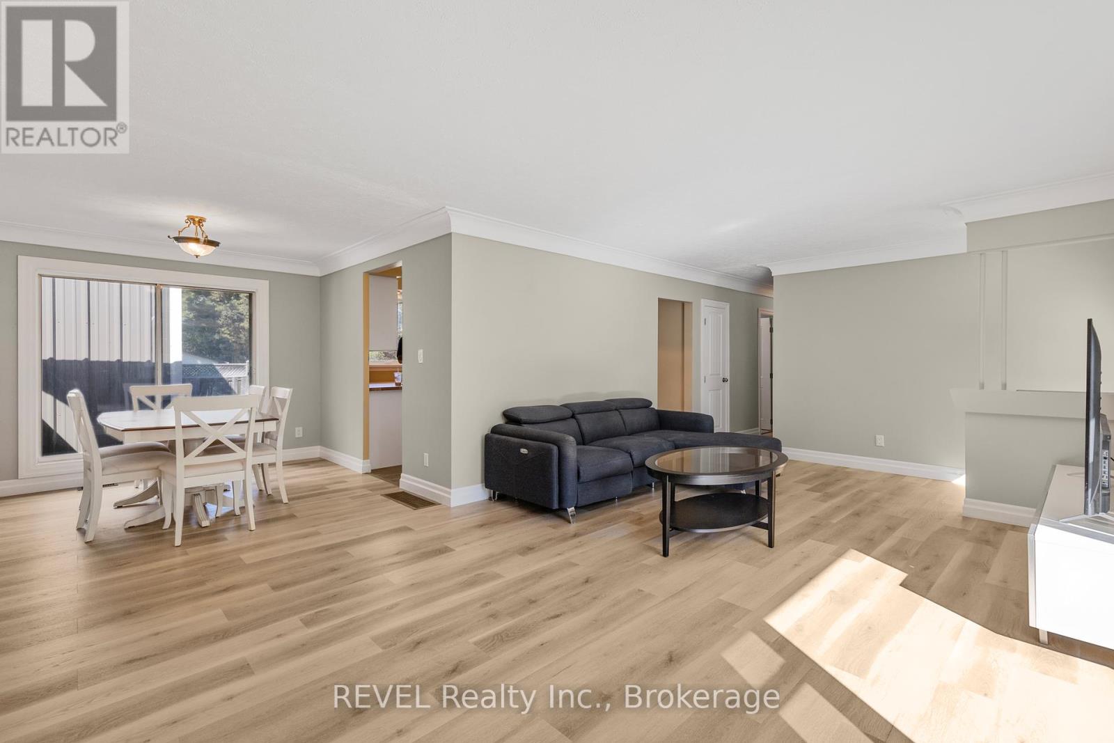 908 Cedar Street, Haldimand (Dunnville), Ontario  N1A 2K3 - Photo 7 - X12452510