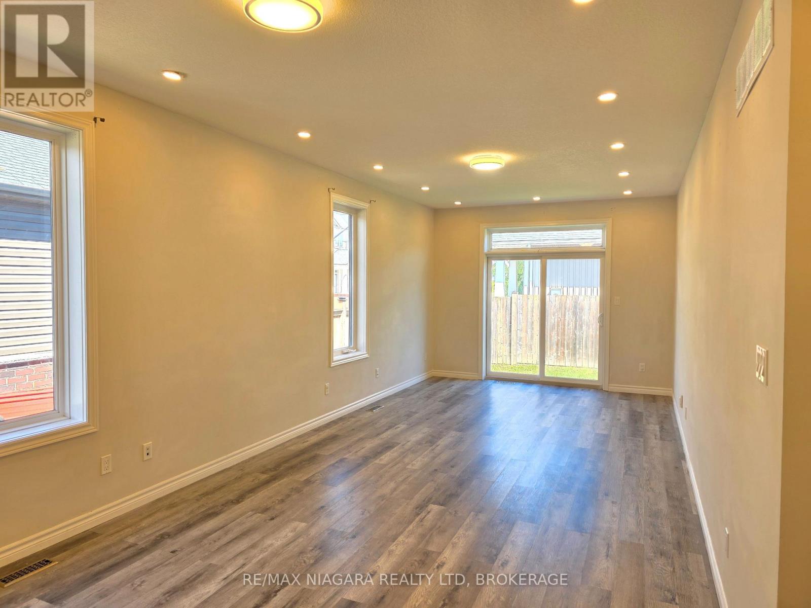 24 Ellis Avenue, St. Catharines (Oakdale), Ontario  L2P 0E6 - Photo 10 - X12452512