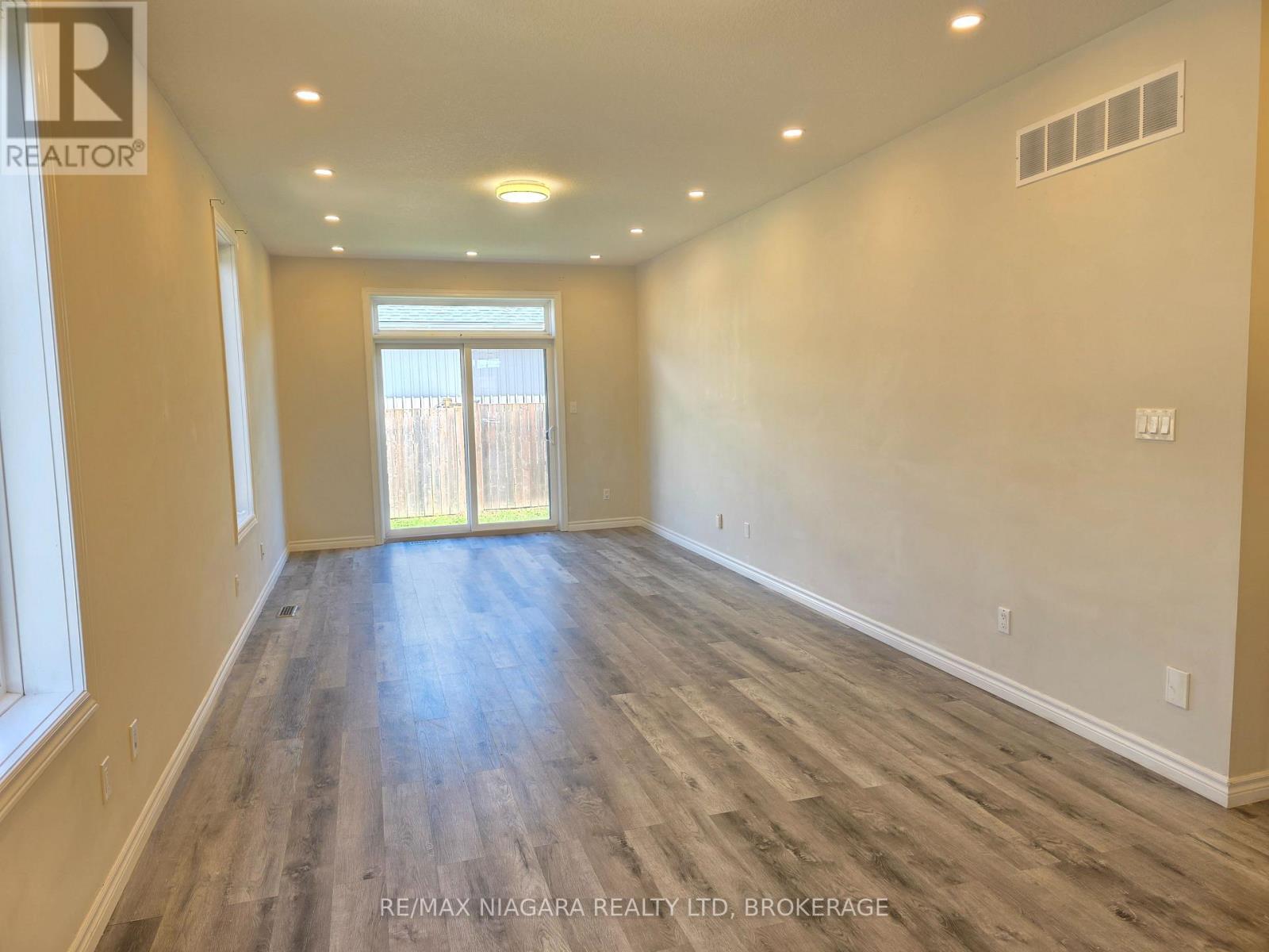 24 Ellis Avenue, St. Catharines (Oakdale), Ontario  L2P 0E6 - Photo 11 - X12452512