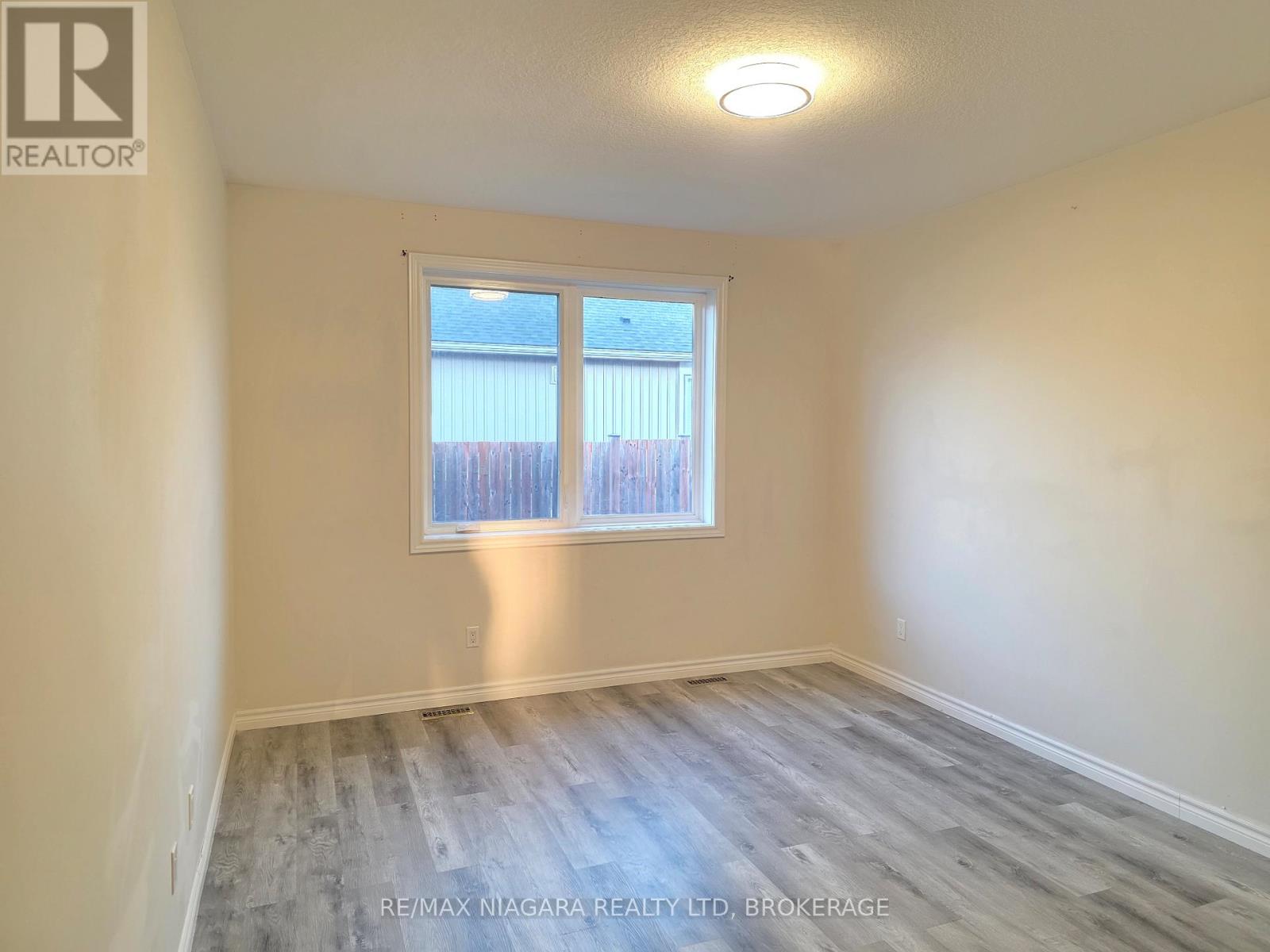 24 Ellis Avenue, St. Catharines (Oakdale), Ontario  L2P 0E6 - Photo 14 - X12452512