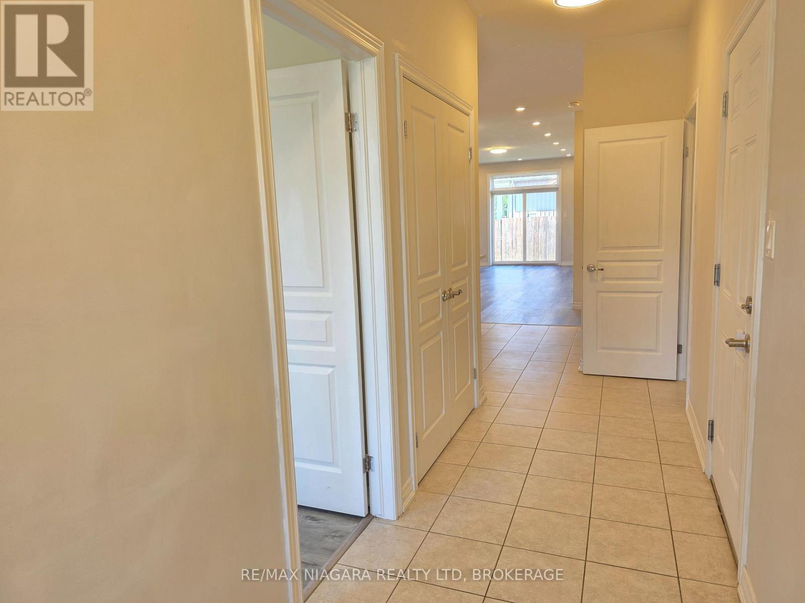 24 Ellis Avenue, St. Catharines (Oakdale), Ontario  L2P 0E6 - Photo 2 - X12452512