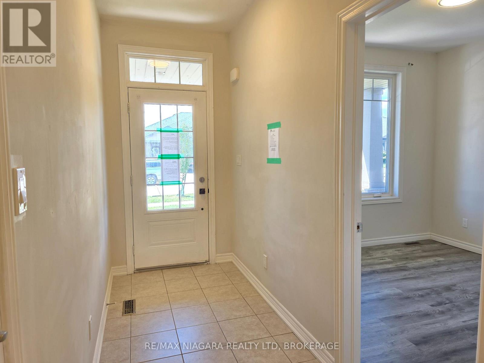 24 Ellis Avenue, St. Catharines (Oakdale), Ontario  L2P 0E6 - Photo 3 - X12452512