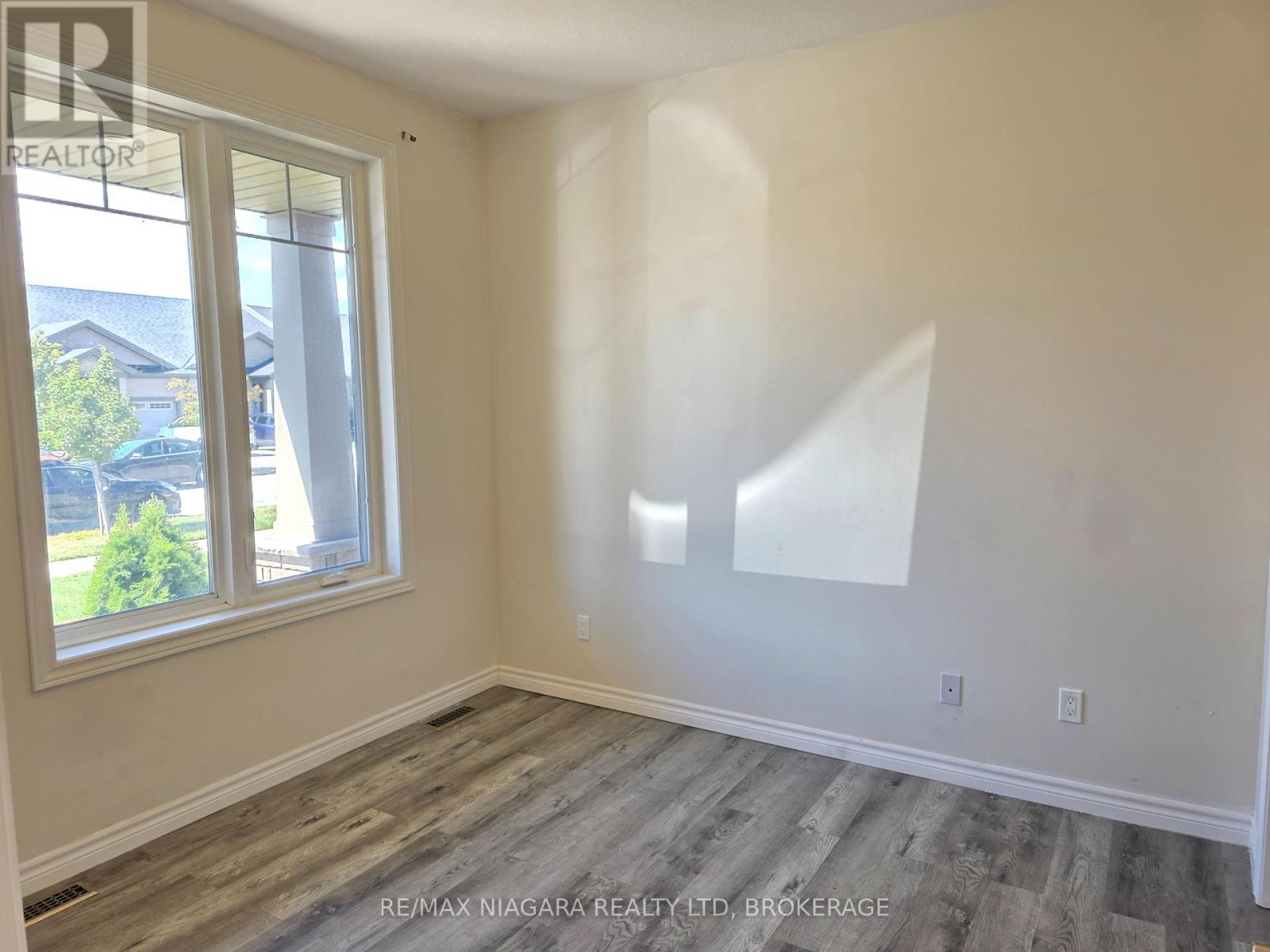 24 Ellis Avenue, St. Catharines (Oakdale), Ontario  L2P 0E6 - Photo 4 - X12452512