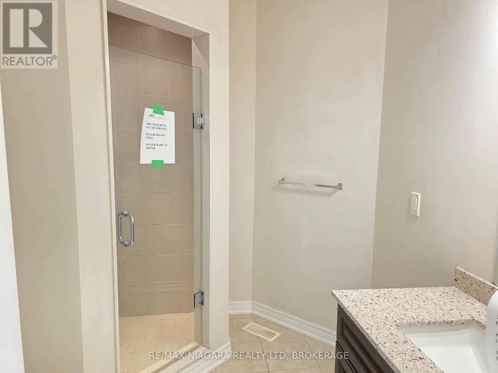 24 Ellis Avenue, St. Catharines (Oakdale), Ontario  L2P 0E6 - Photo 5 - X12452512