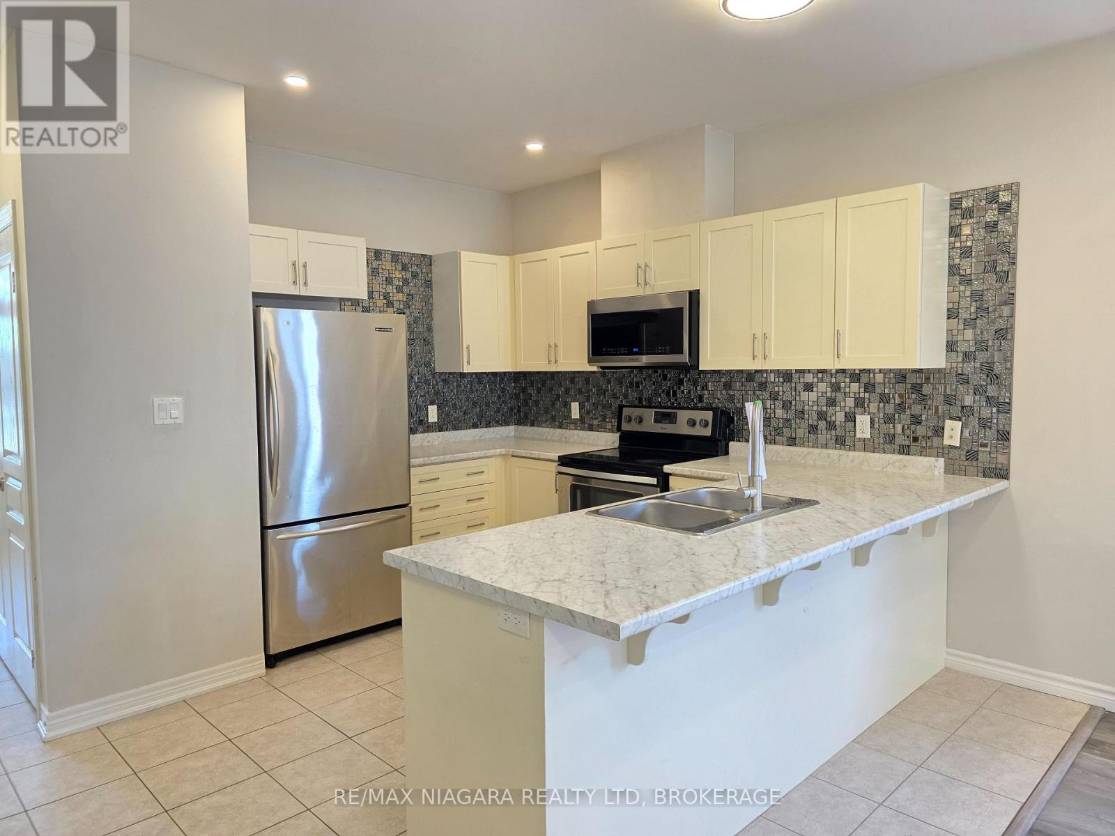24 Ellis Avenue, St. Catharines (Oakdale), Ontario  L2P 0E6 - Photo 6 - X12452512