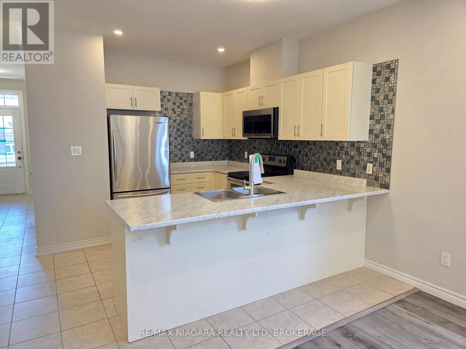 24 Ellis Avenue, St. Catharines (Oakdale), Ontario  L2P 0E6 - Photo 7 - X12452512