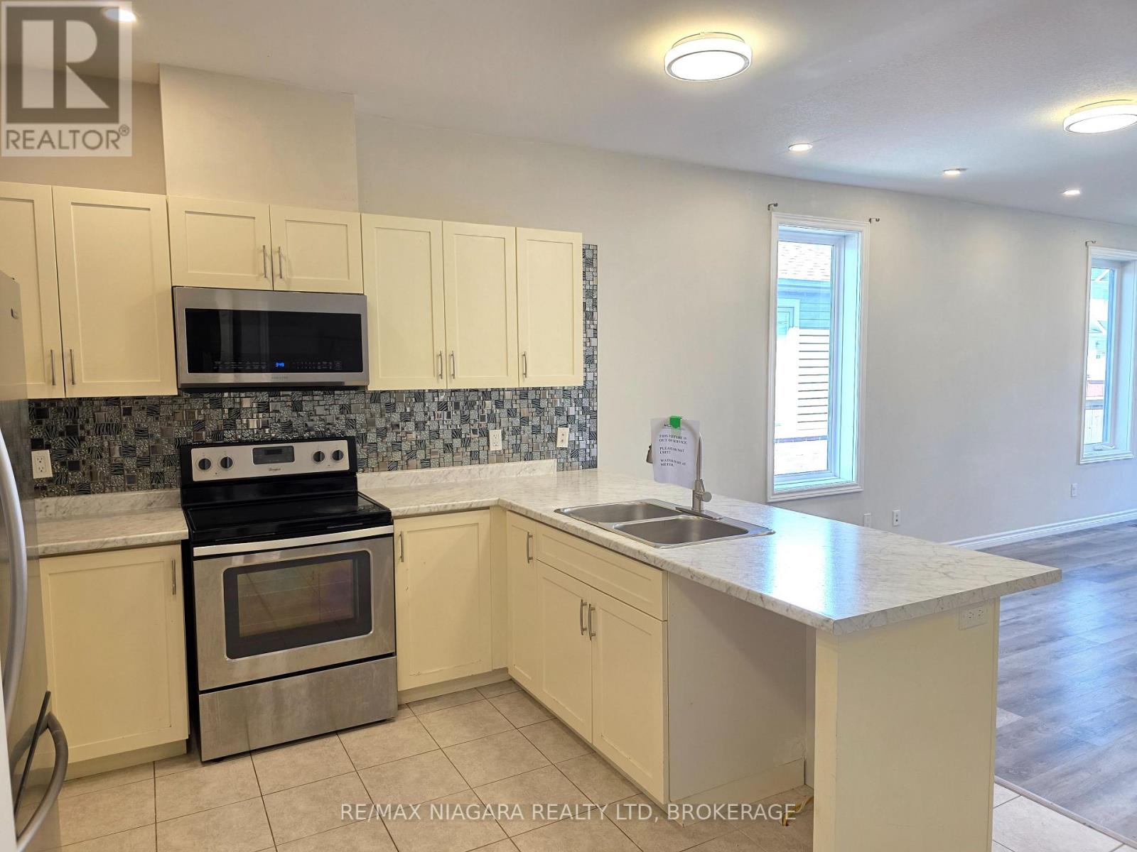 24 Ellis Avenue, St. Catharines (Oakdale), Ontario  L2P 0E6 - Photo 8 - X12452512