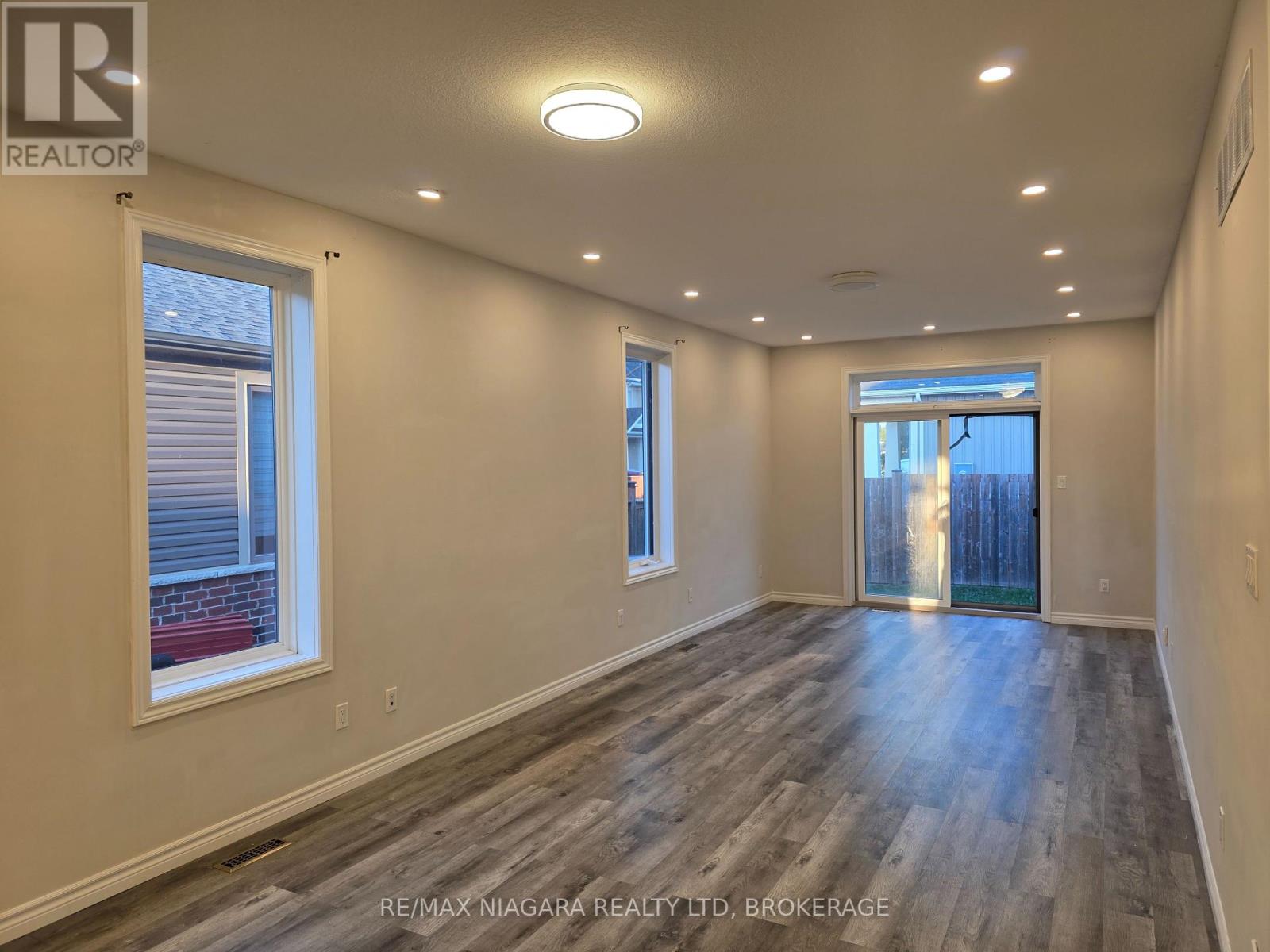 24 Ellis Avenue, St. Catharines (Oakdale), Ontario  L2P 0E6 - Photo 9 - X12452512