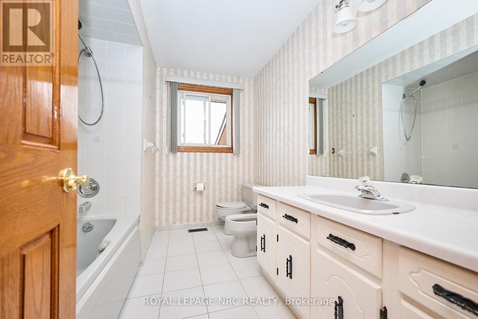 27 Orlando Drive, St. Catharines (Lakeport), Ontario  L2N 6V5 - Photo 10 - X12452774