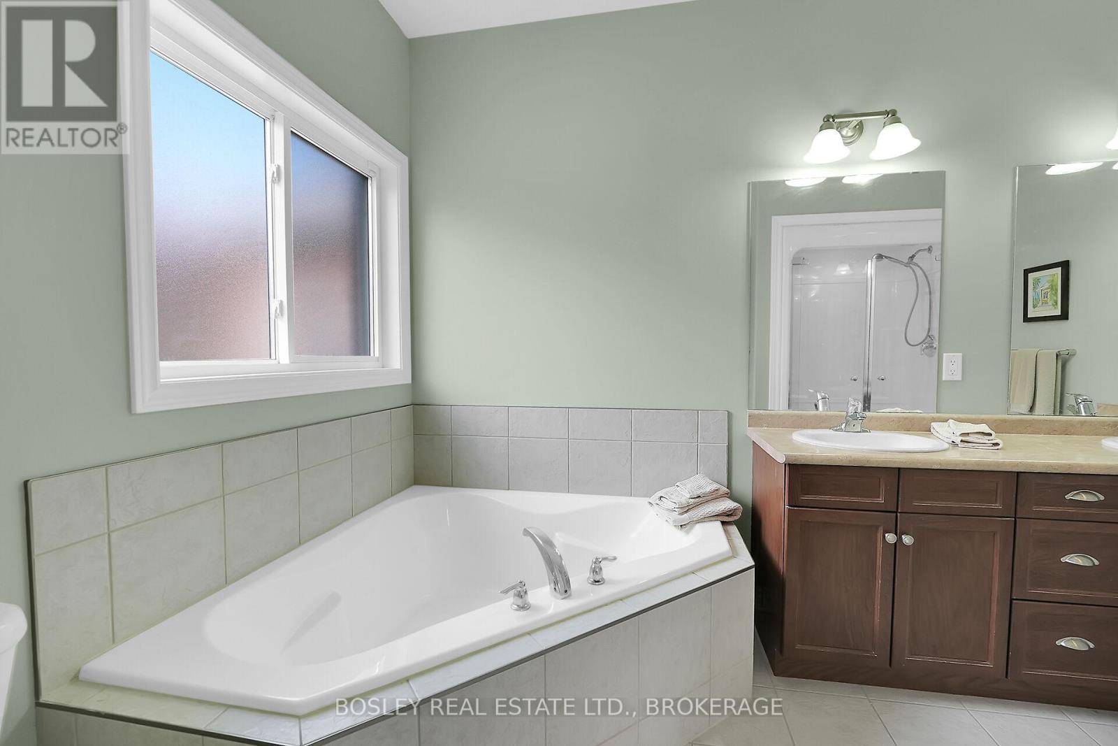 43 Loretta Drive, Niagara-On-The-Lake, Ontario  L0S 1T0 - Photo 18 - X12453542