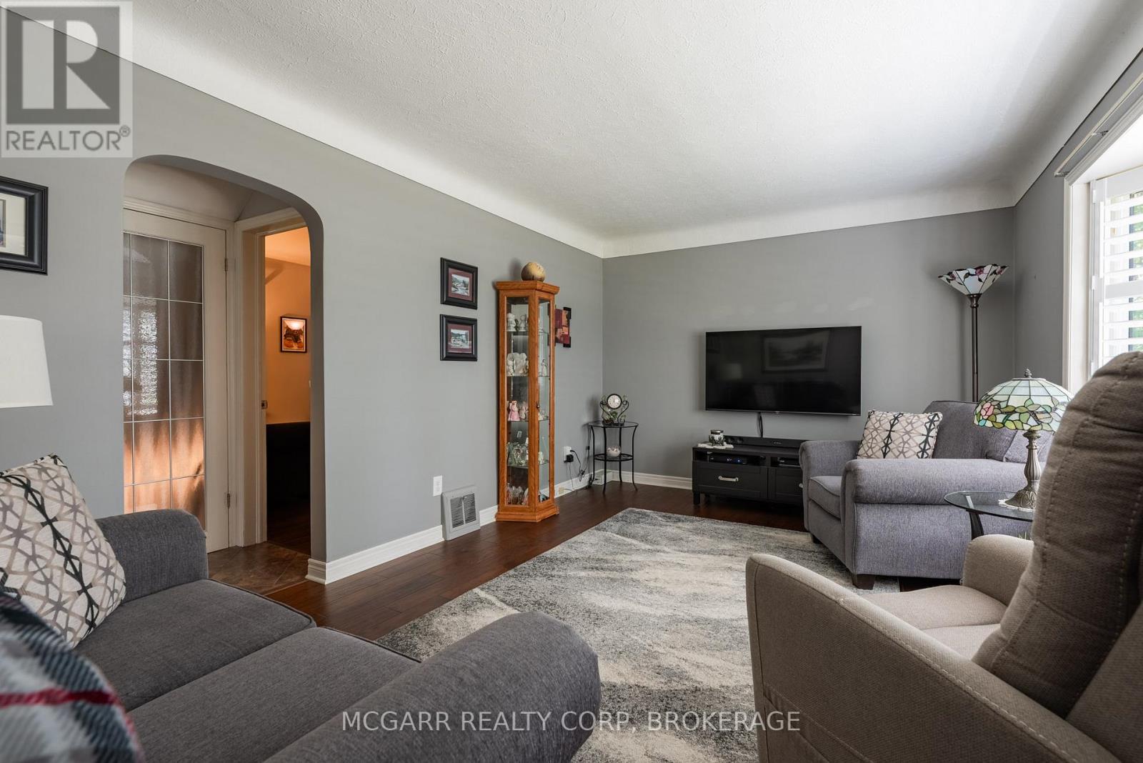 97 Else Street, St. Catharines (Vine/linwell), Ontario  L2N 2C4 - Photo 2 - X12454080