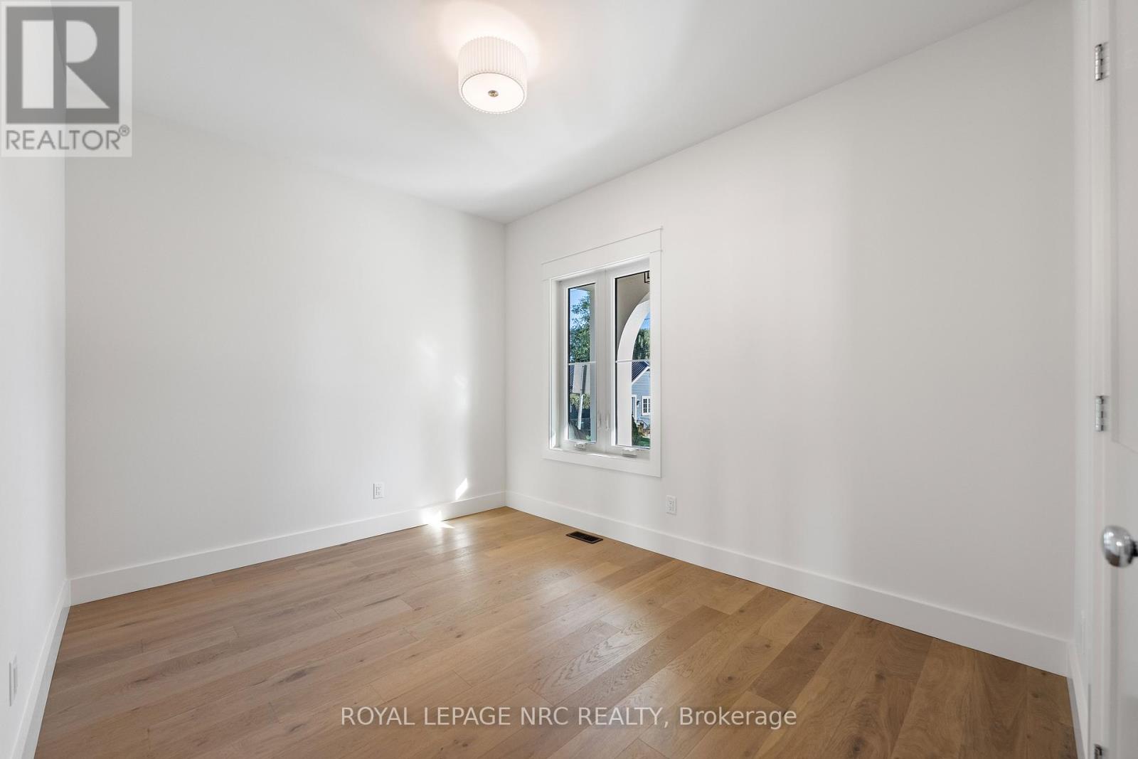 281 Elmwood Avenue, Fort Erie (Crystal Beach), Ontario  L0S 1B0 - Photo 16 - X12455695