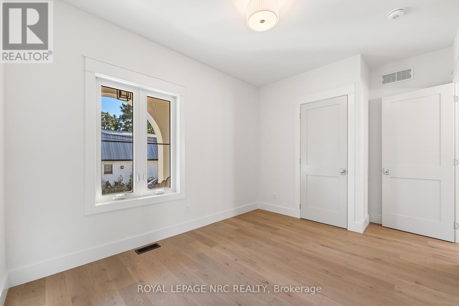 281 Elmwood Avenue, Fort Erie (Crystal Beach), Ontario  L0S 1B0 - Photo 17 - X12455695