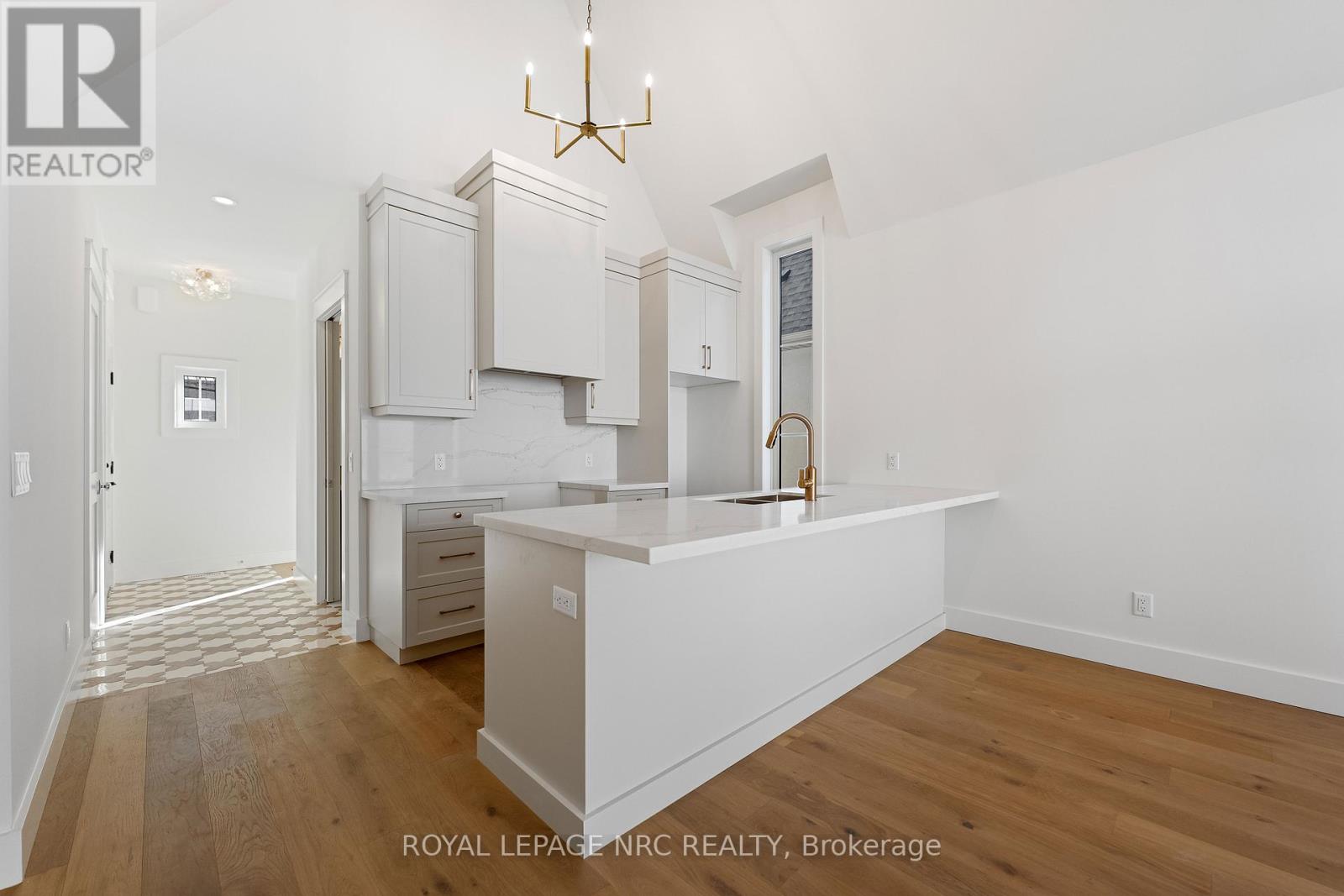 281 Elmwood Avenue, Fort Erie (Crystal Beach), Ontario  L0S 1B0 - Photo 4 - X12455695