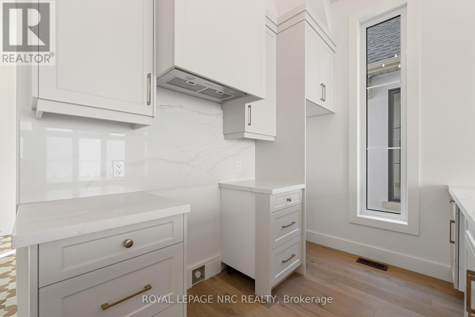 281 Elmwood Avenue, Fort Erie (Crystal Beach), Ontario  L0S 1B0 - Photo 6 - X12455695