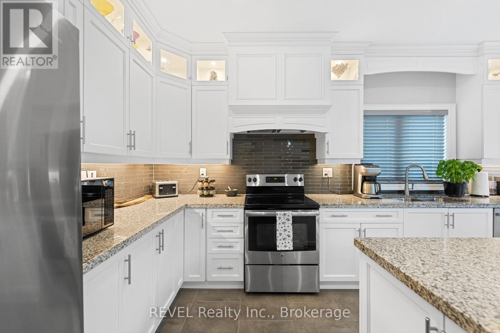 46 Philmori Boulevard, Pelham (Fonthill), Ontario  L0S 1E5 - Photo 8 - X12455754