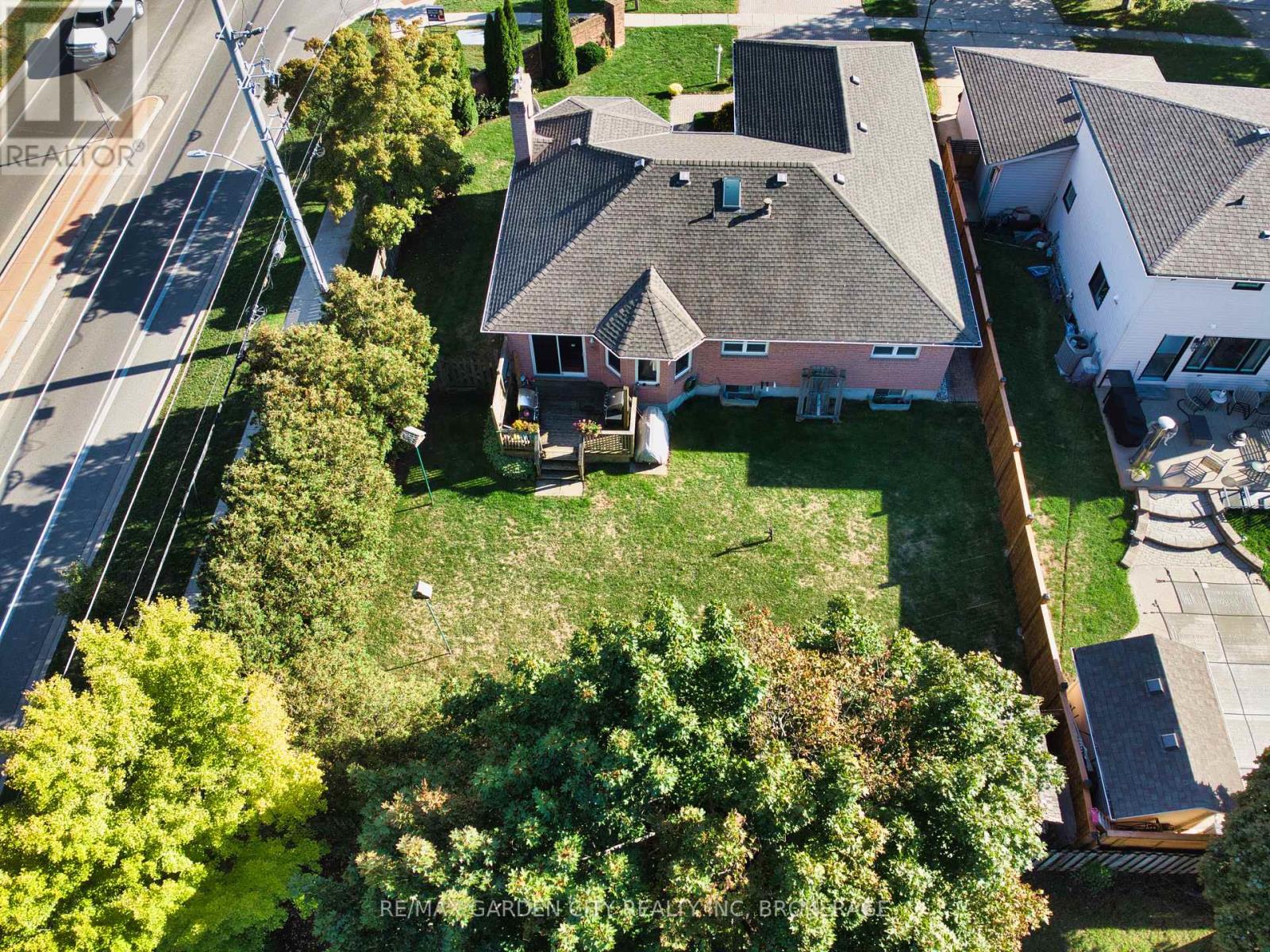 2 Harvest Oak Drive, St. Catharines (Grapeview), Ontario  L2S 3H4 - Photo 10 - X12455816
