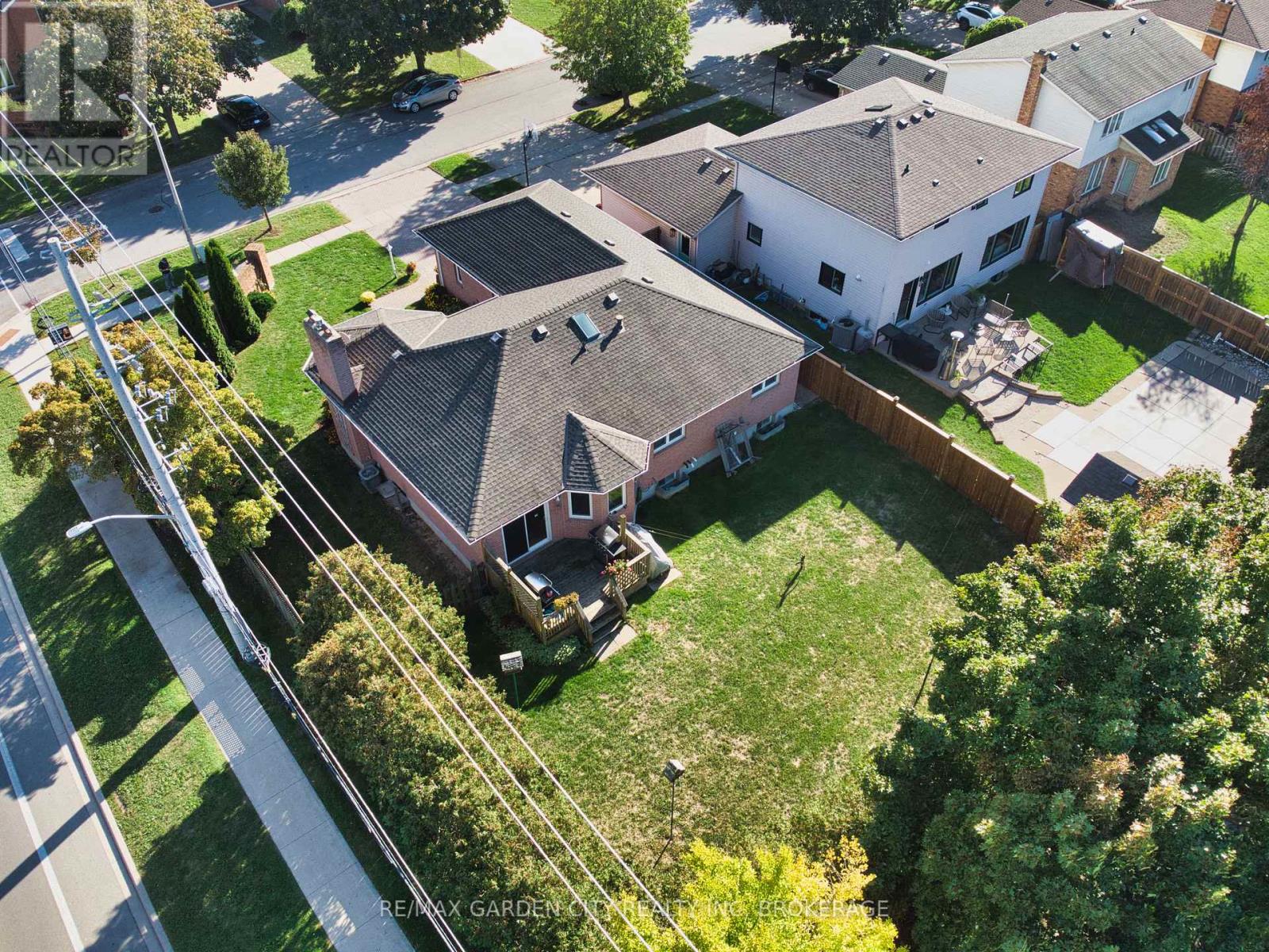 2 Harvest Oak Drive, St. Catharines (Grapeview), Ontario  L2S 3H4 - Photo 11 - X12455816