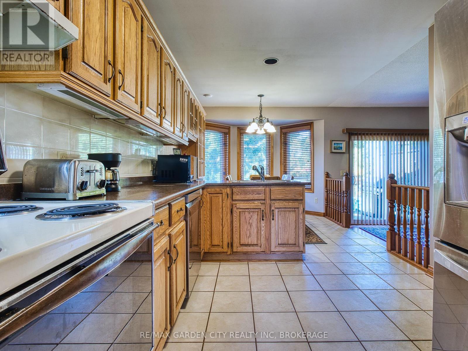 2 Harvest Oak Drive, St. Catharines (Grapeview), Ontario  L2S 3H4 - Photo 18 - X12455816