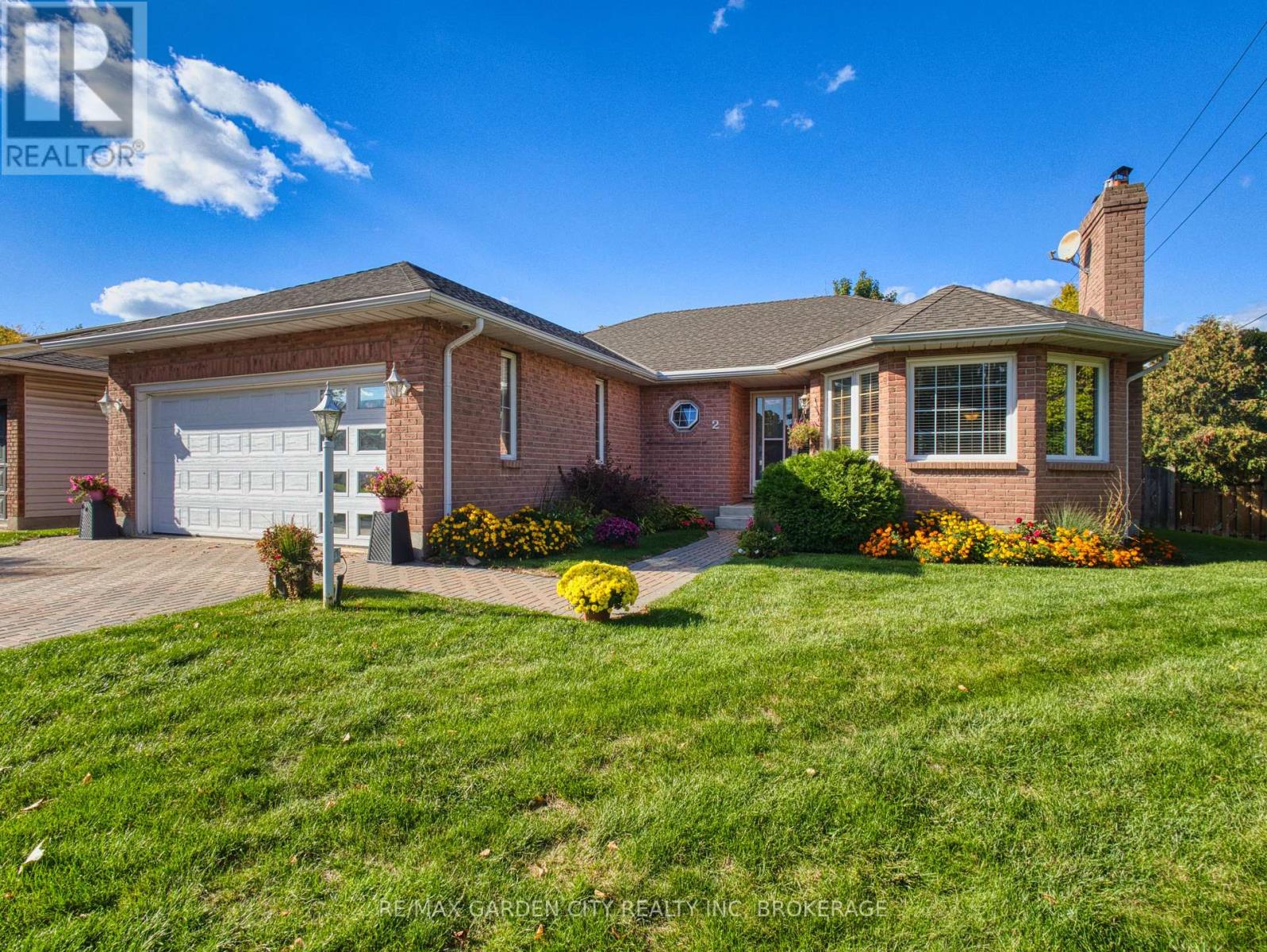 2 Harvest Oak Drive, St. Catharines (Grapeview), Ontario  L2S 3H4 - Photo 2 - X12455816