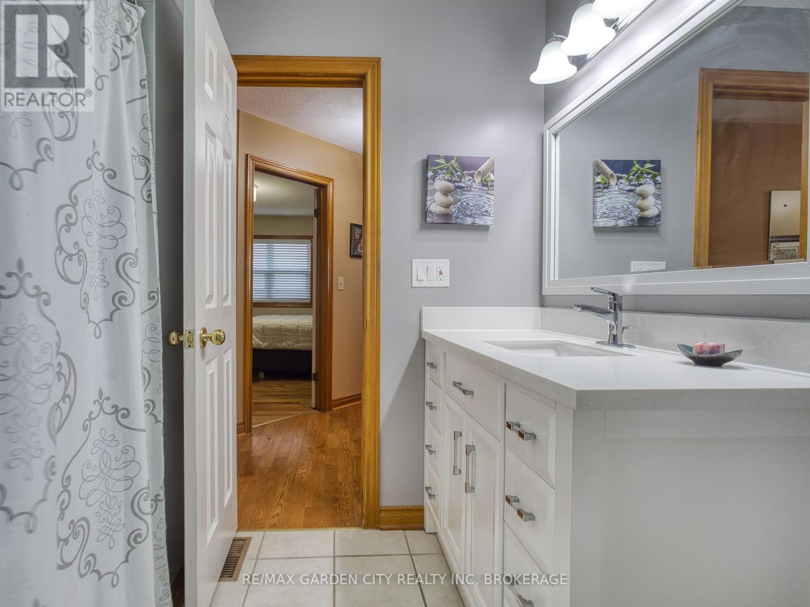 2 Harvest Oak Drive, St. Catharines (Grapeview), Ontario  L2S 3H4 - Photo 22 - X12455816