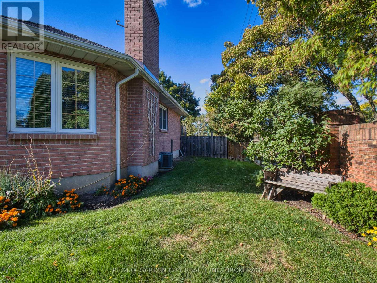 2 Harvest Oak Drive, St. Catharines (Grapeview), Ontario  L2S 3H4 - Photo 4 - X12455816