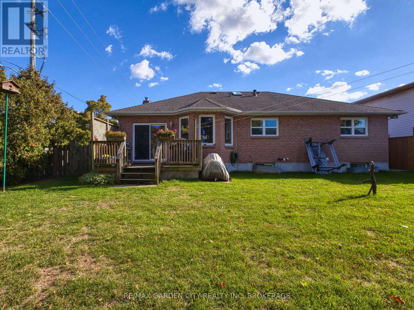 2 Harvest Oak Drive, St. Catharines (Grapeview), Ontario  L2S 3H4 - Photo 5 - X12455816