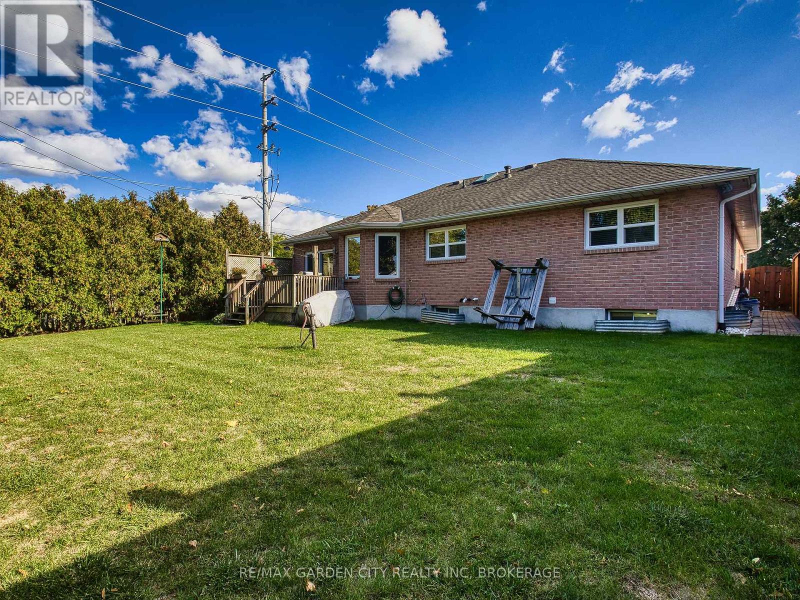 2 Harvest Oak Drive, St. Catharines (Grapeview), Ontario  L2S 3H4 - Photo 6 - X12455816