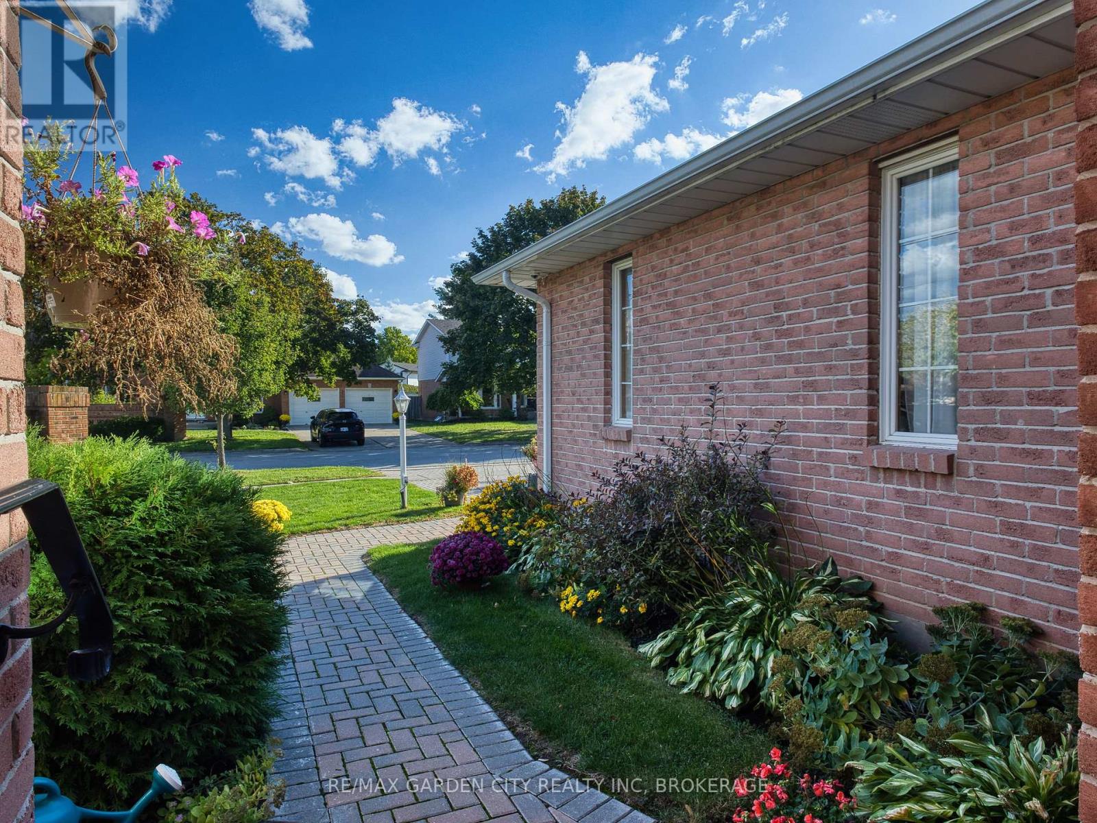 2 Harvest Oak Drive, St. Catharines (Grapeview), Ontario  L2S 3H4 - Photo 8 - X12455816