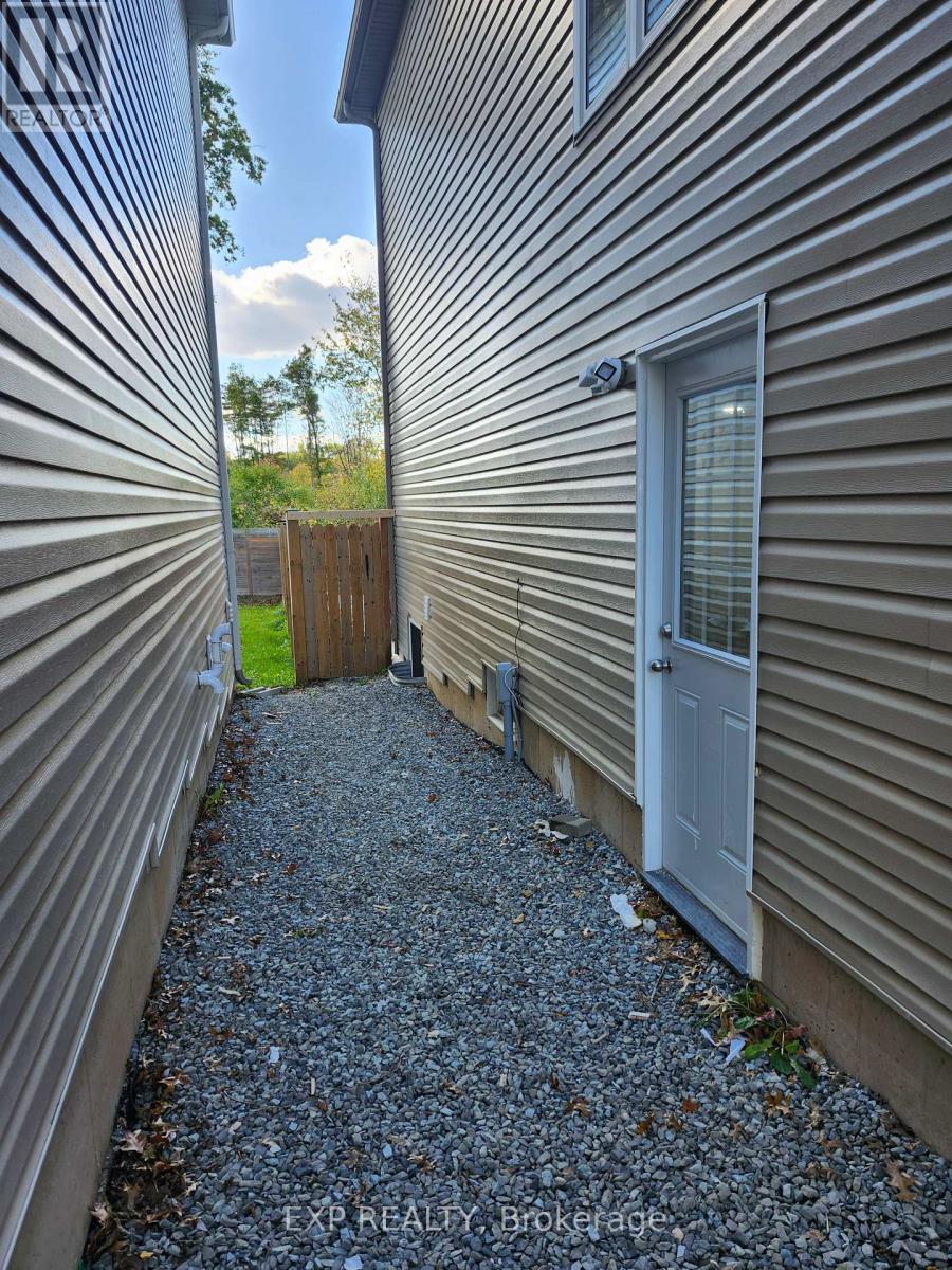 182 Esther Crescent, Thorold (Hurricane/merrittville), Ontario  L3B 0G9 - Photo 3 - X12456364