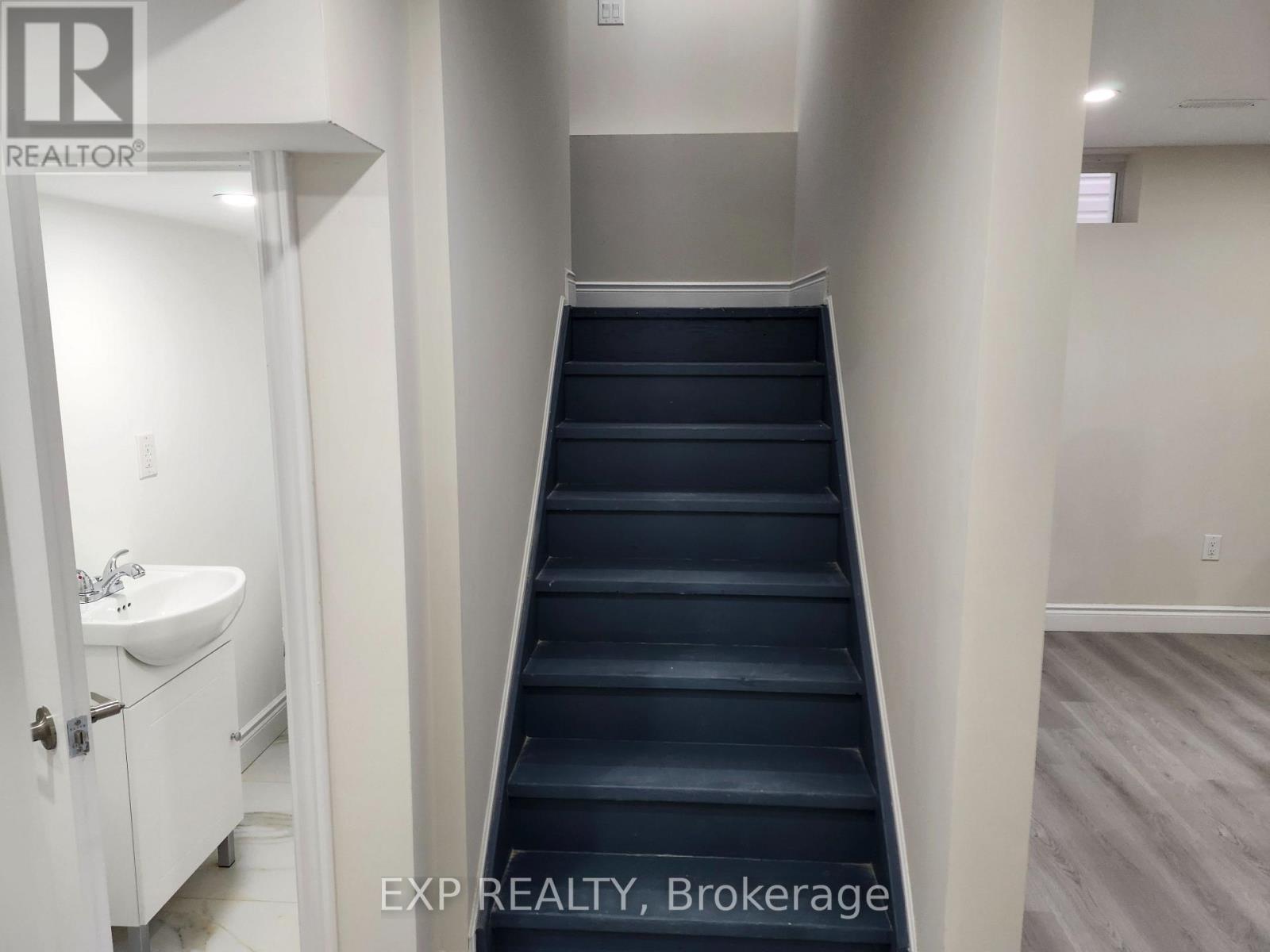 182 Esther Crescent, Thorold (Hurricane/merrittville), Ontario  L3B 0G9 - Photo 4 - X12456364