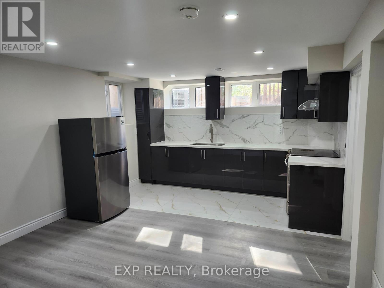 182 Esther Crescent, Thorold (Hurricane/merrittville), Ontario  L3B 0G9 - Photo 5 - X12456364