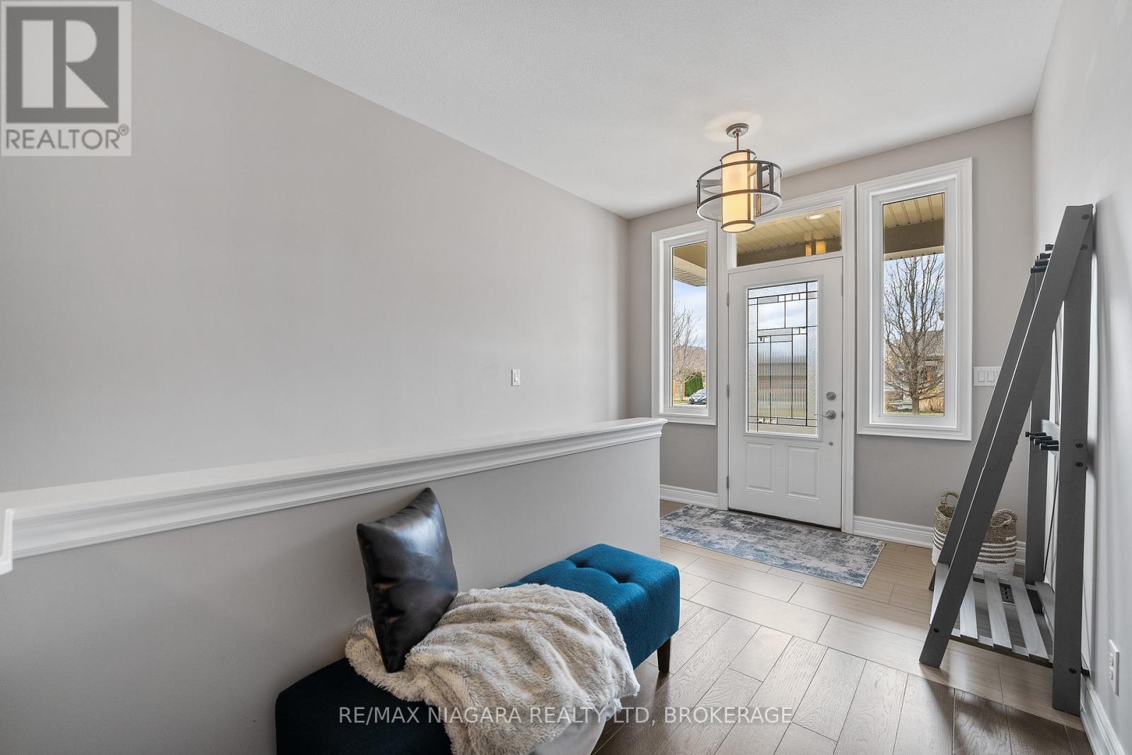86 Parkside Drive, St. Catharines (Port Weller), Ontario  L2M 1M4 - Photo 5 - X12456830