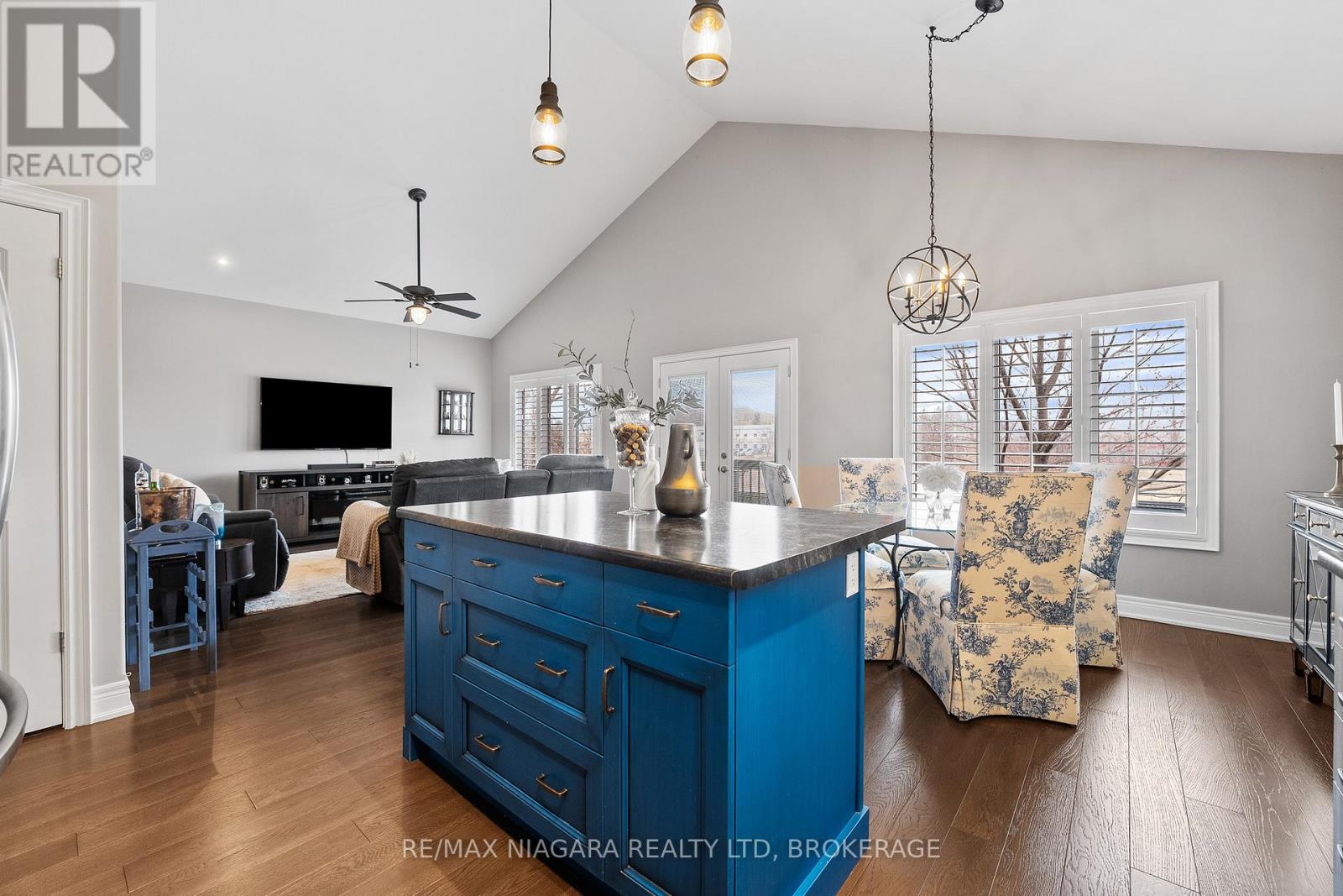 86 Parkside Drive, St. Catharines (Port Weller), Ontario  L2M 1M4 - Photo 7 - X12456830