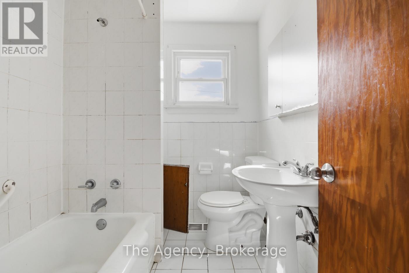 118 Morton Street, Thorold, Ontario  L2V 1C5 - Photo 10 - X12457266