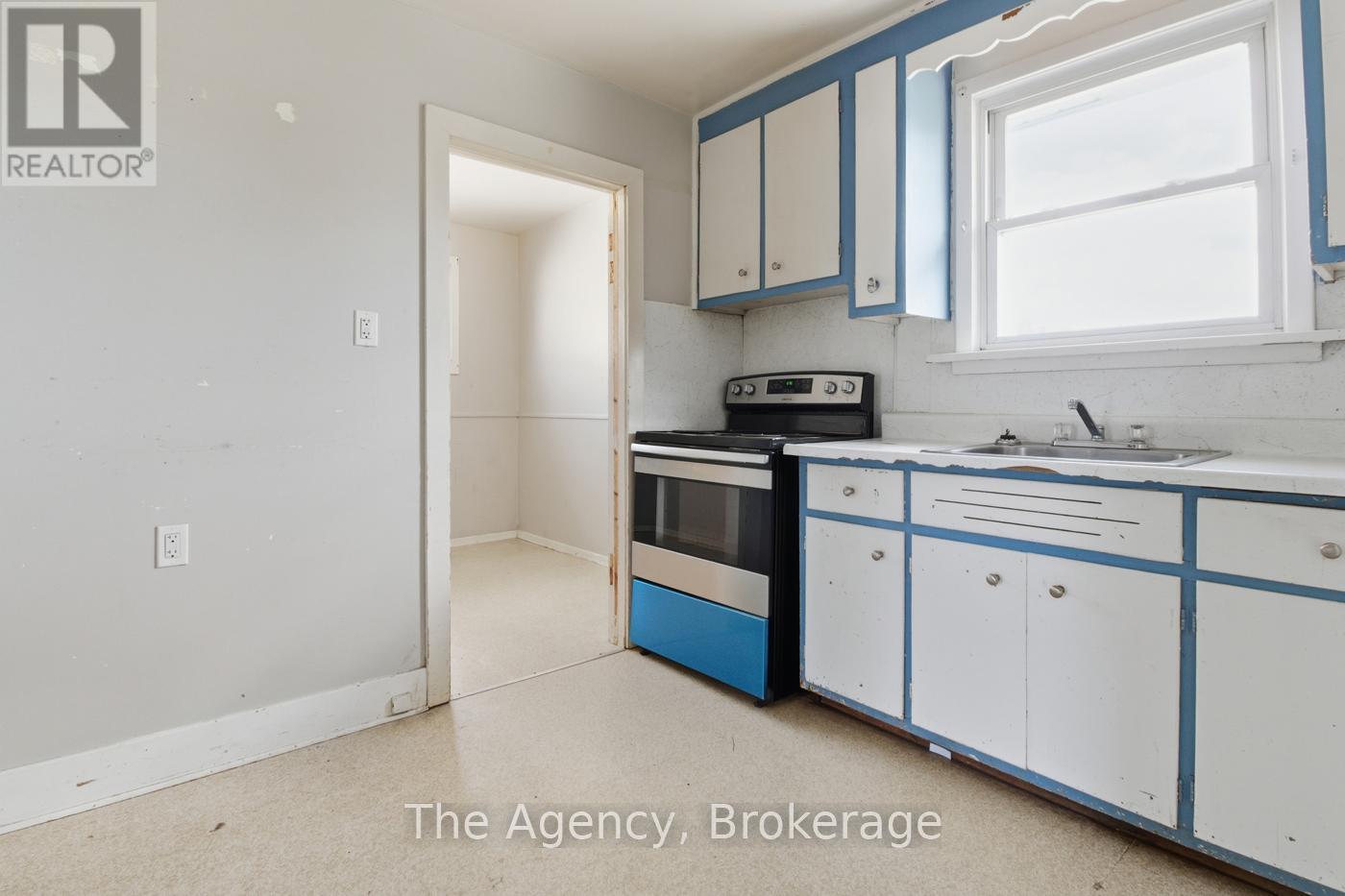 118 Morton Street, Thorold, Ontario  L2V 1C5 - Photo 11 - X12457266