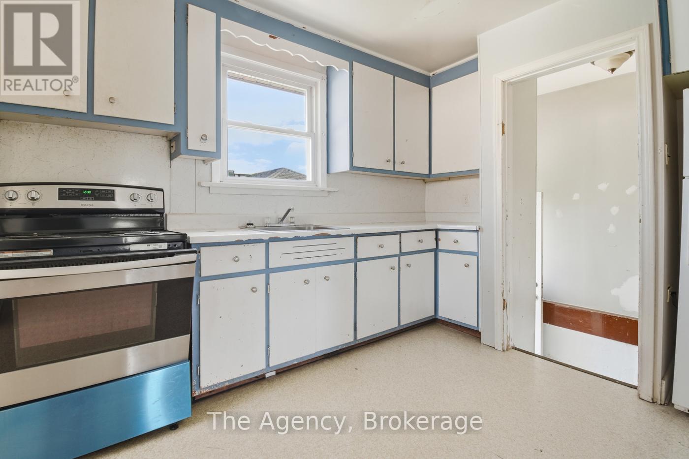 118 Morton Street, Thorold, Ontario  L2V 1C5 - Photo 12 - X12457266