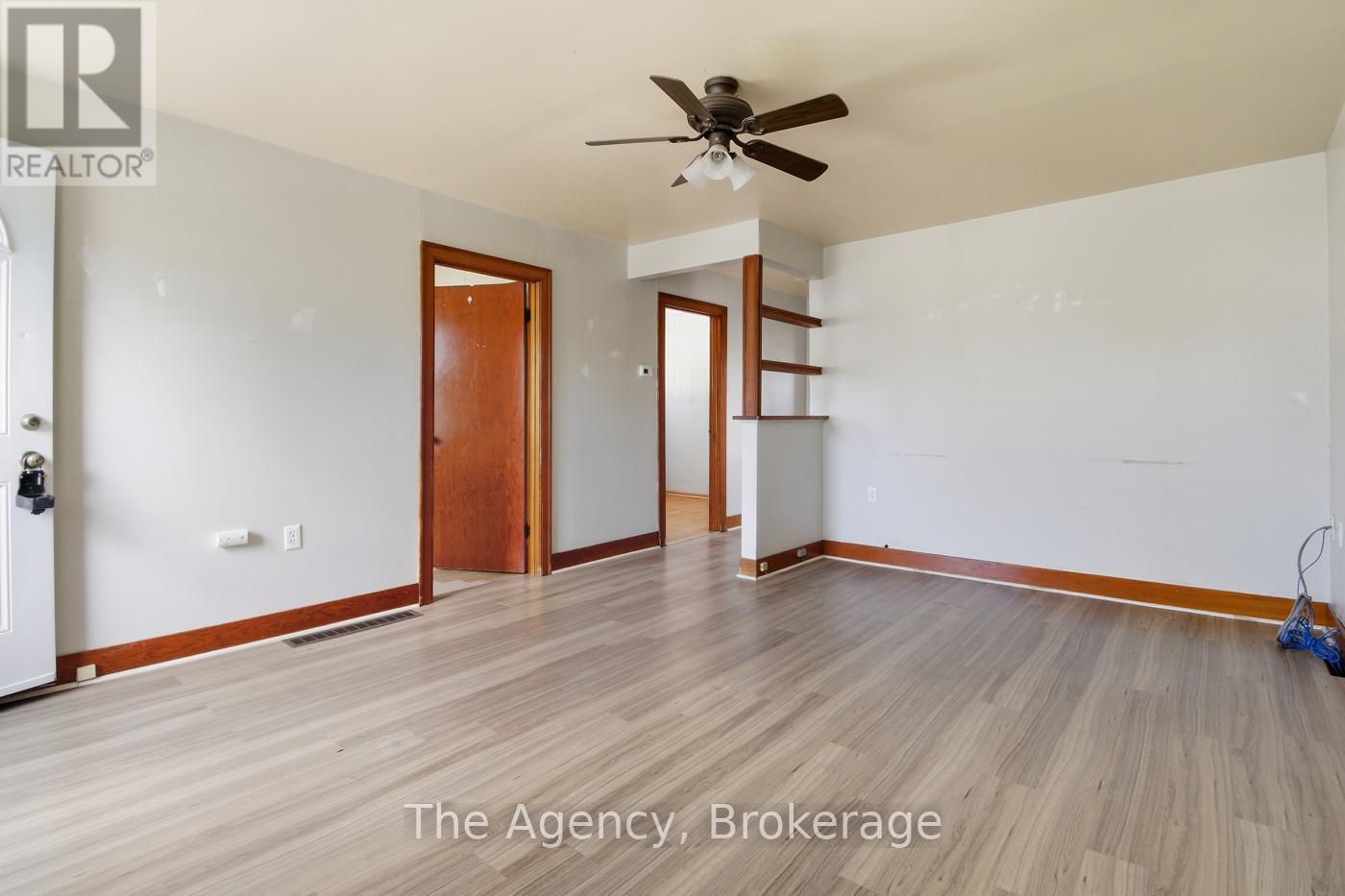 118 Morton Street, Thorold, Ontario  L2V 1C5 - Photo 4 - X12457266