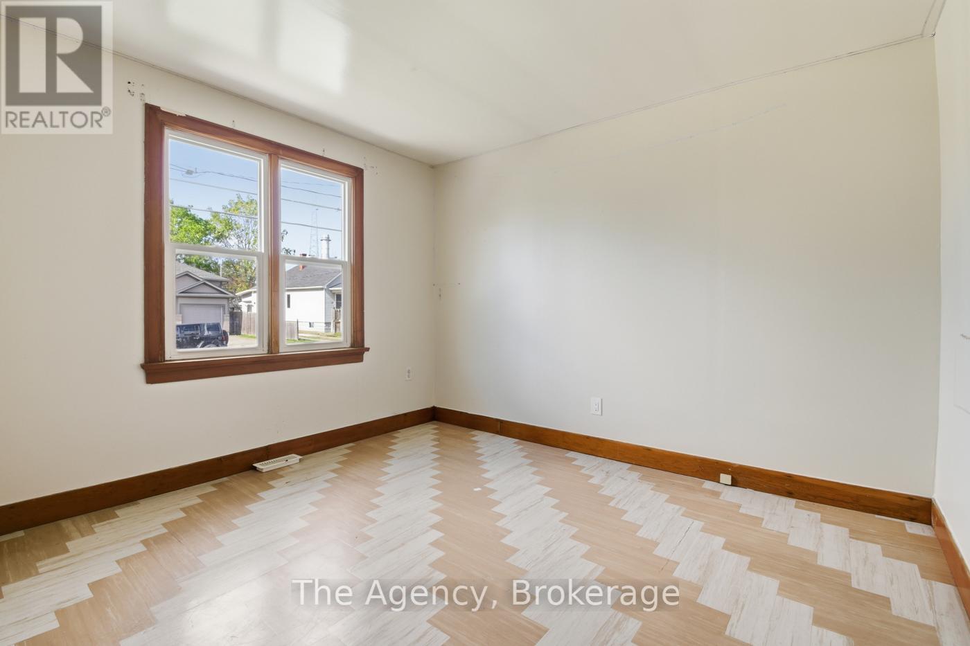 118 Morton Street, Thorold, Ontario  L2V 1C5 - Photo 6 - X12457266