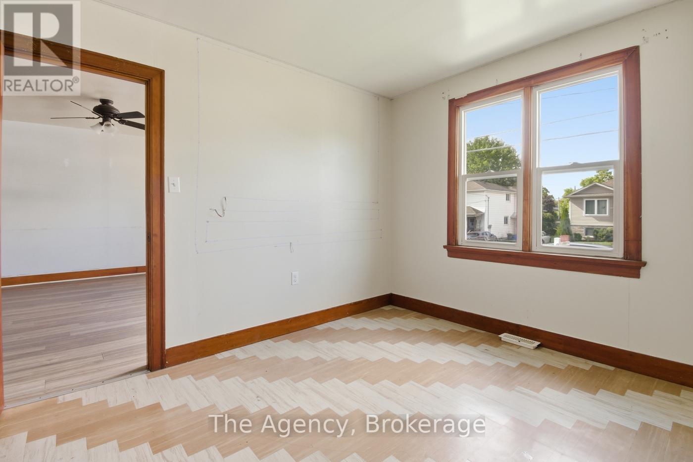 118 Morton Street, Thorold, Ontario  L2V 1C5 - Photo 7 - X12457266