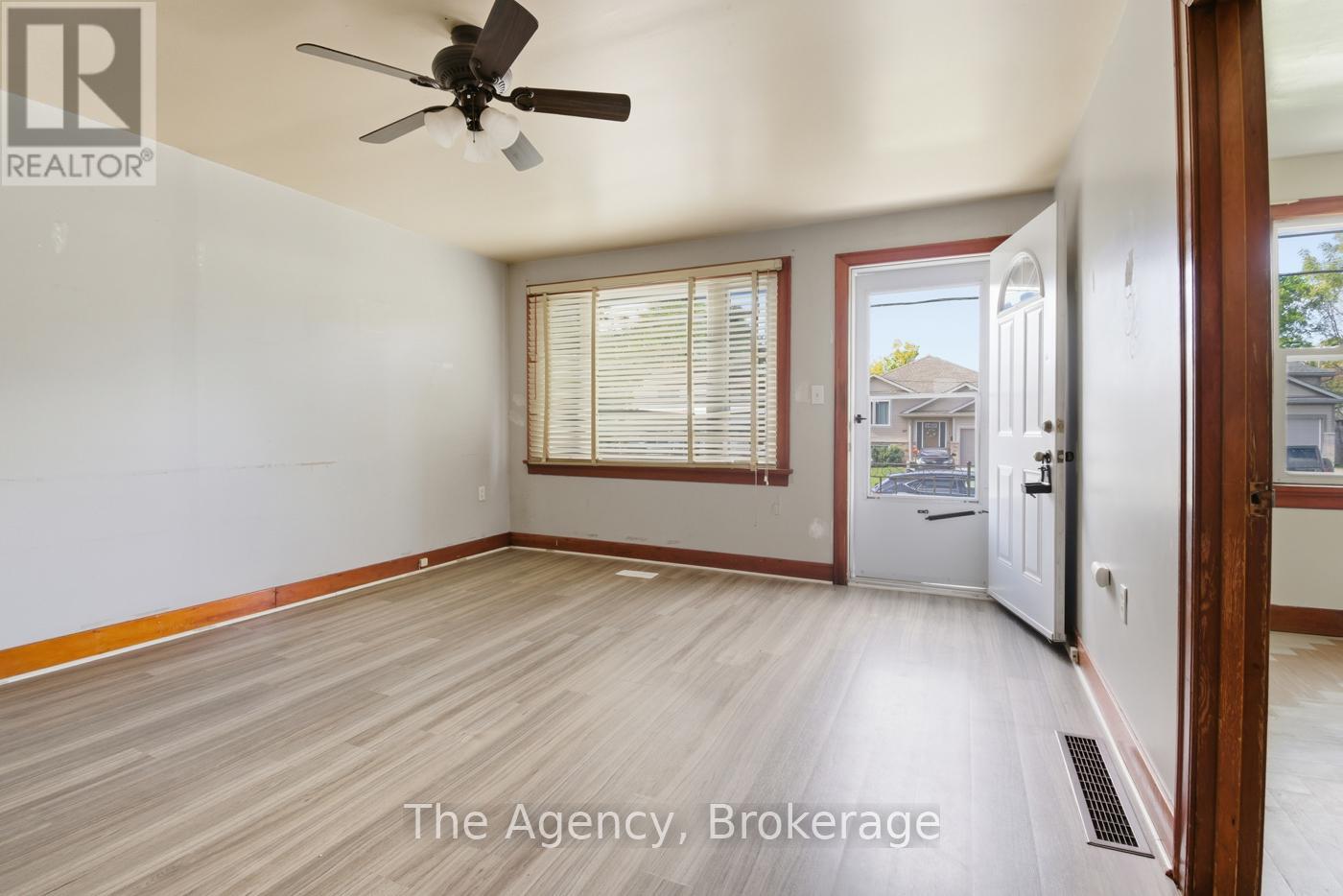 118 Morton Street, Thorold, Ontario  L2V 1C5 - Photo 8 - X12457266