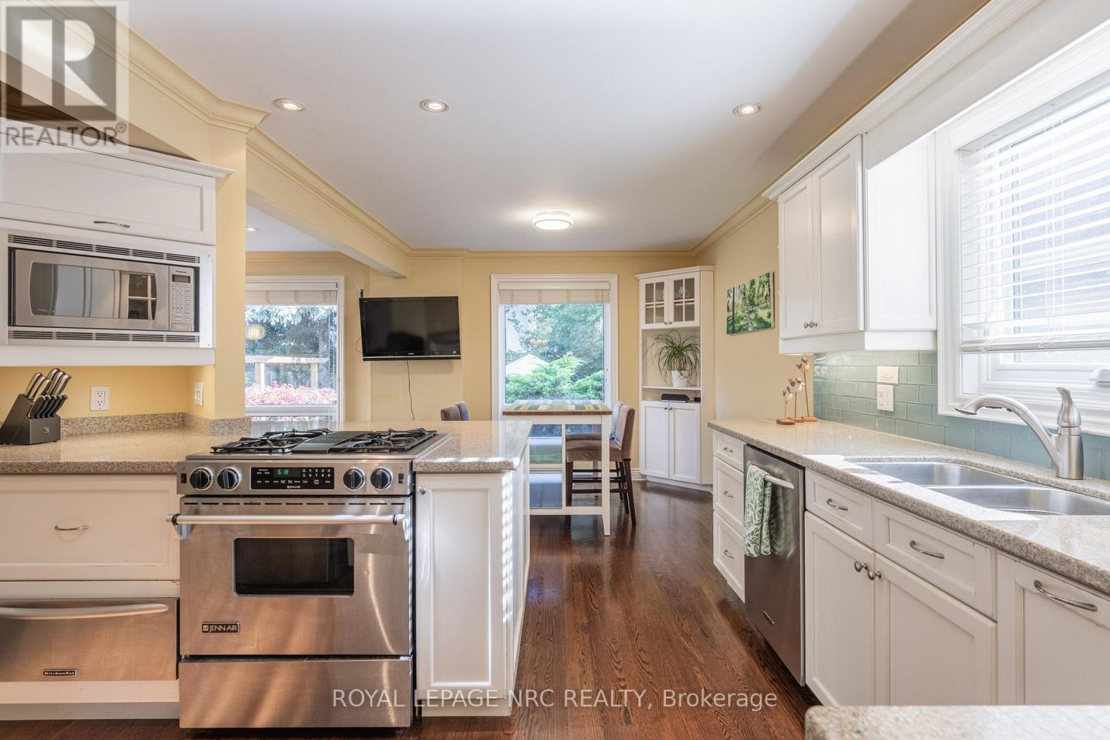 328 Niagara Boulevard, Niagara-On-The-Lake, Ontario  L0S 1J0 - Photo 20 - X12466745