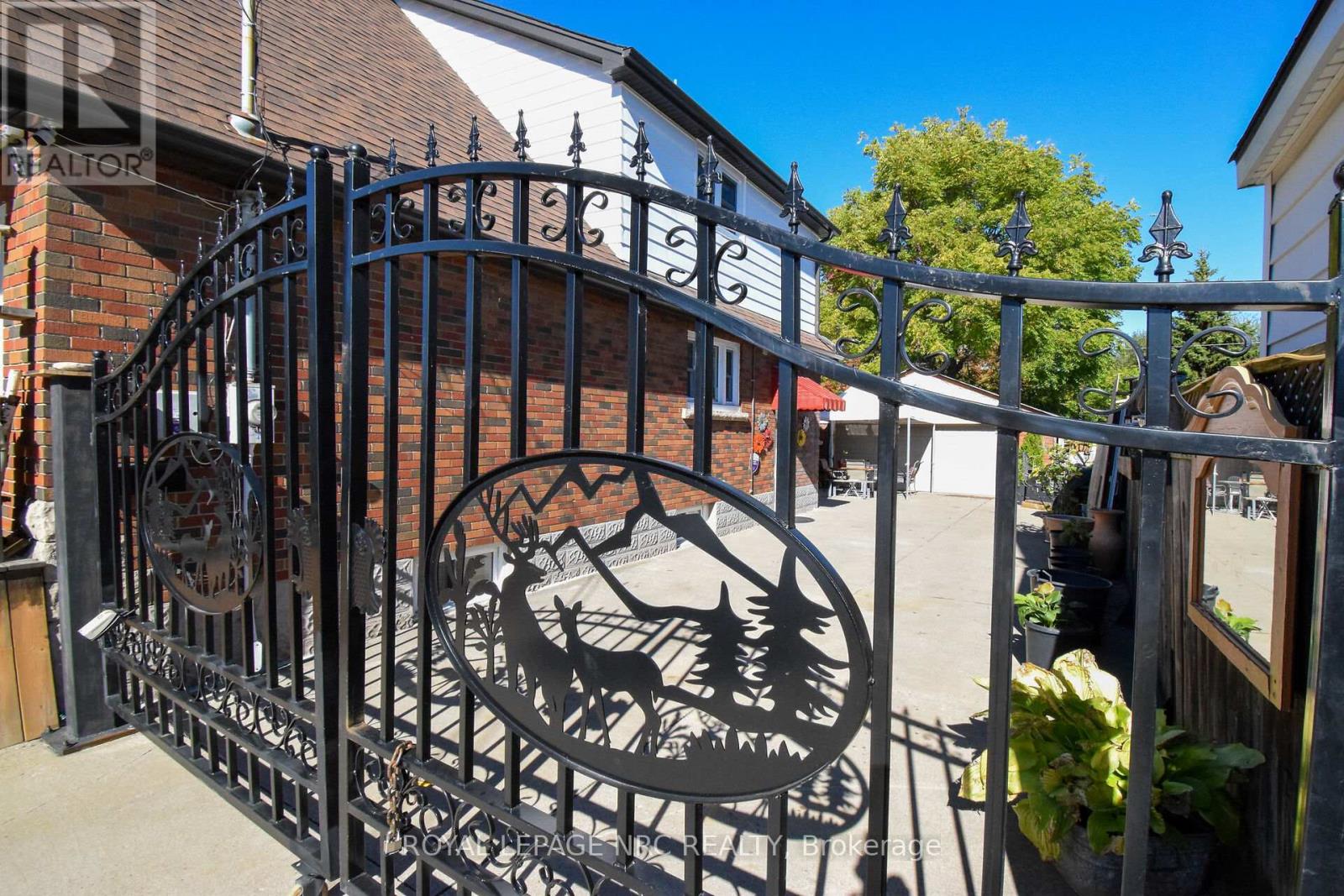 5367 Kitchener Street, Niagara Falls, Ontario  L2G 1B6 - Photo 2 - X12470099