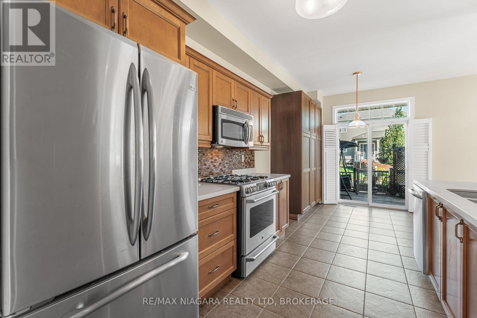 750 Lakeshore Road, Fort Erie, Ontario  L2A 0B4 - Photo 11 - X12474162