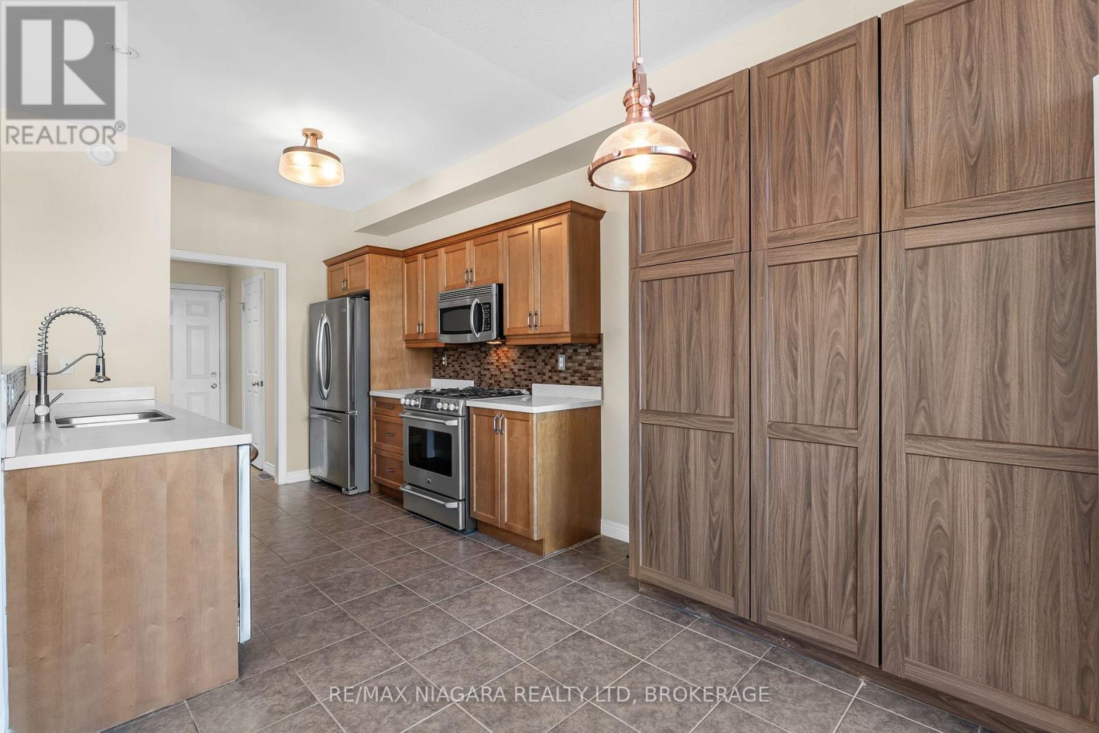 750 Lakeshore Road, Fort Erie, Ontario  L2A 0B4 - Photo 8 - X12474162